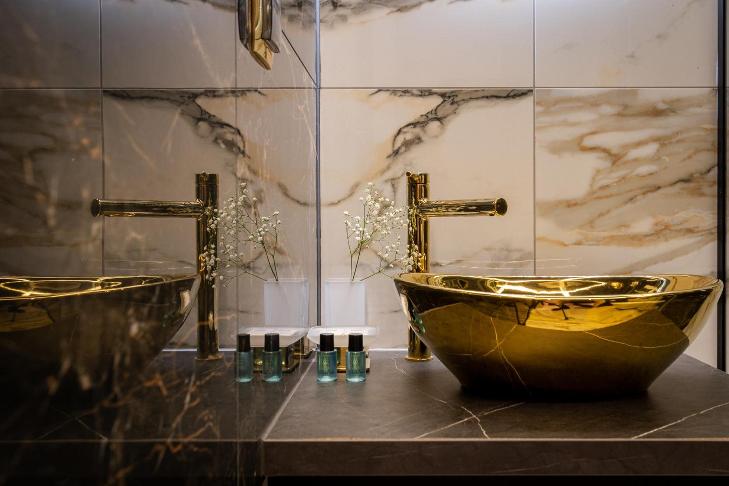 Deluxe Suite with Spa Bath - Photo 12