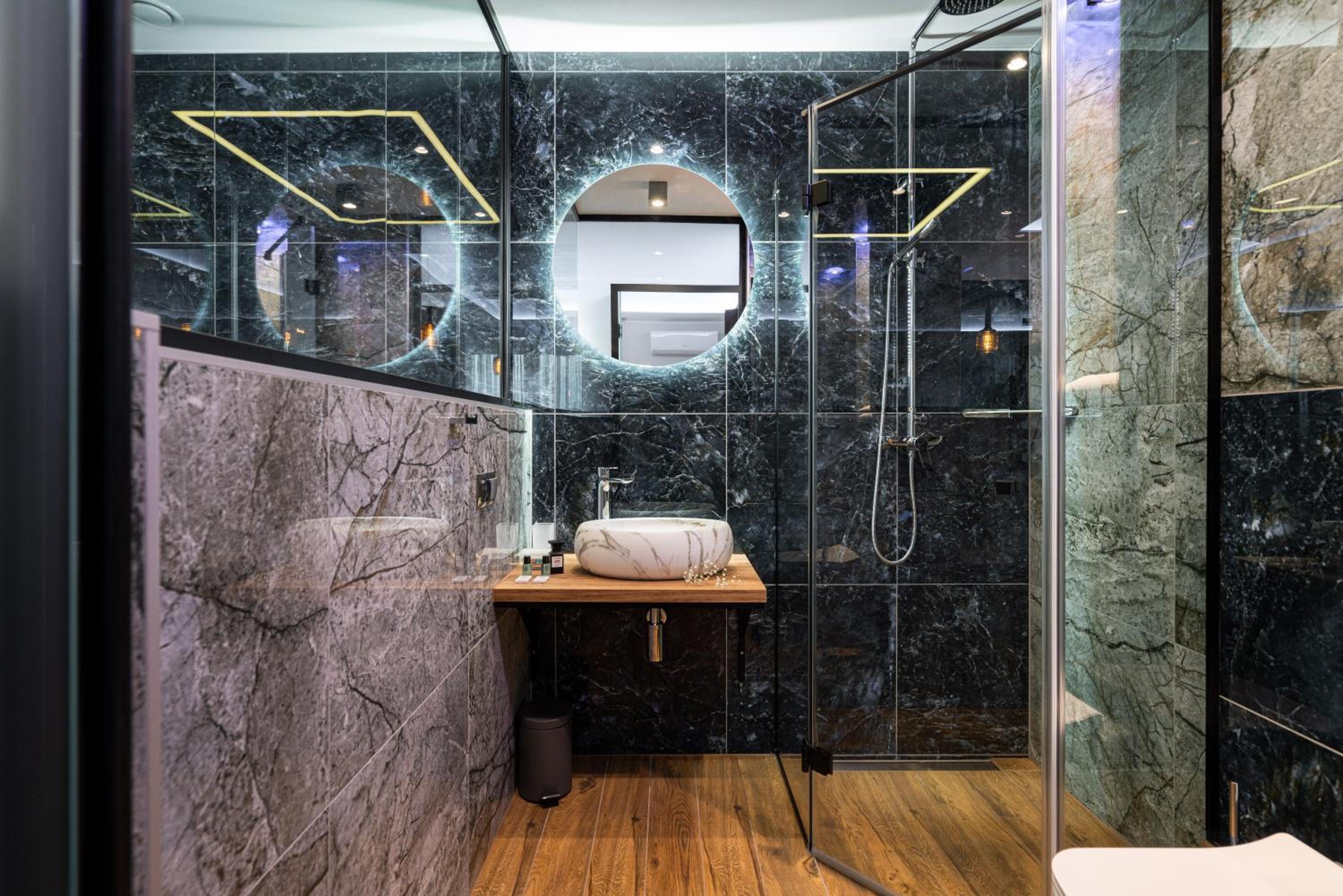 Studio with Spa Bath - Photo 17