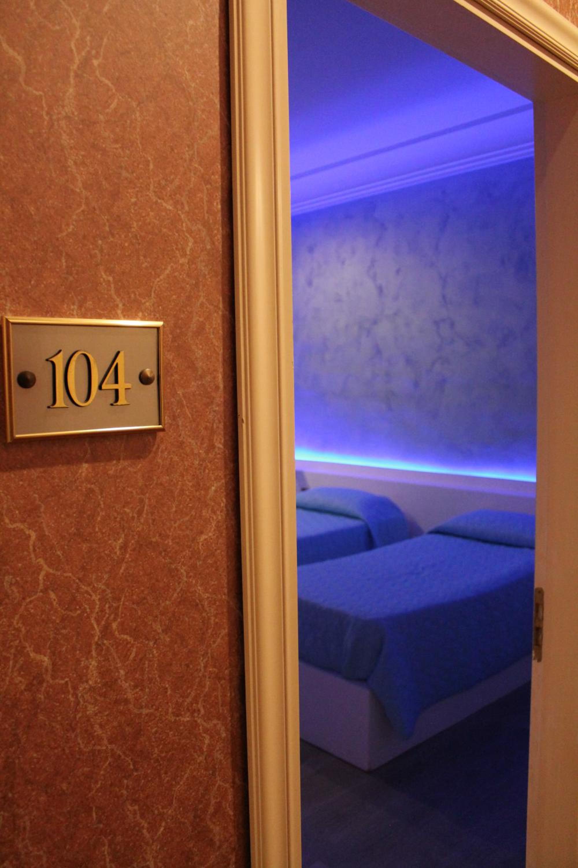 Twin Room - Photo 1