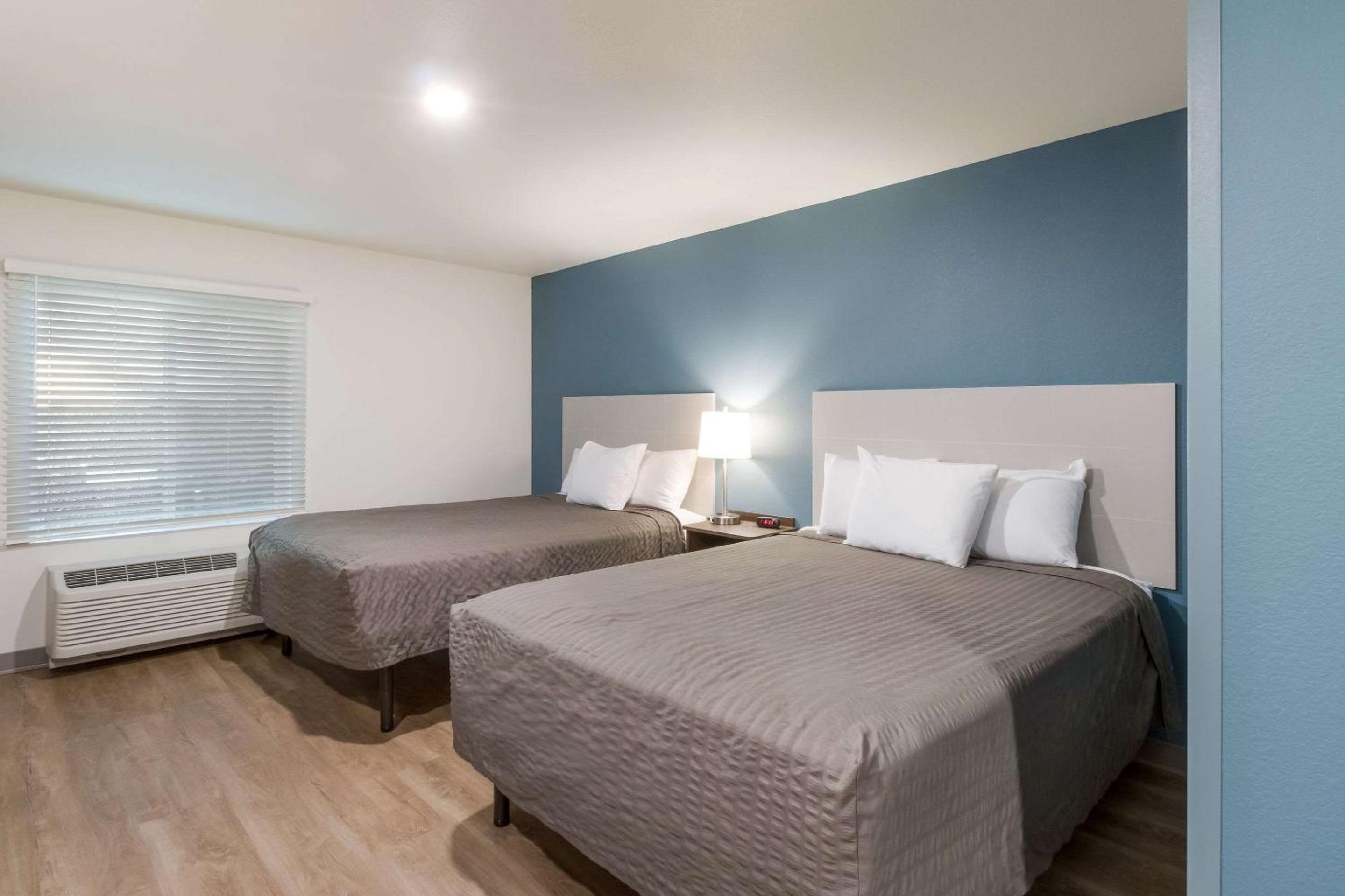 Standard Queen Room with Two Queen Beds - Non Smoking - Photo 10