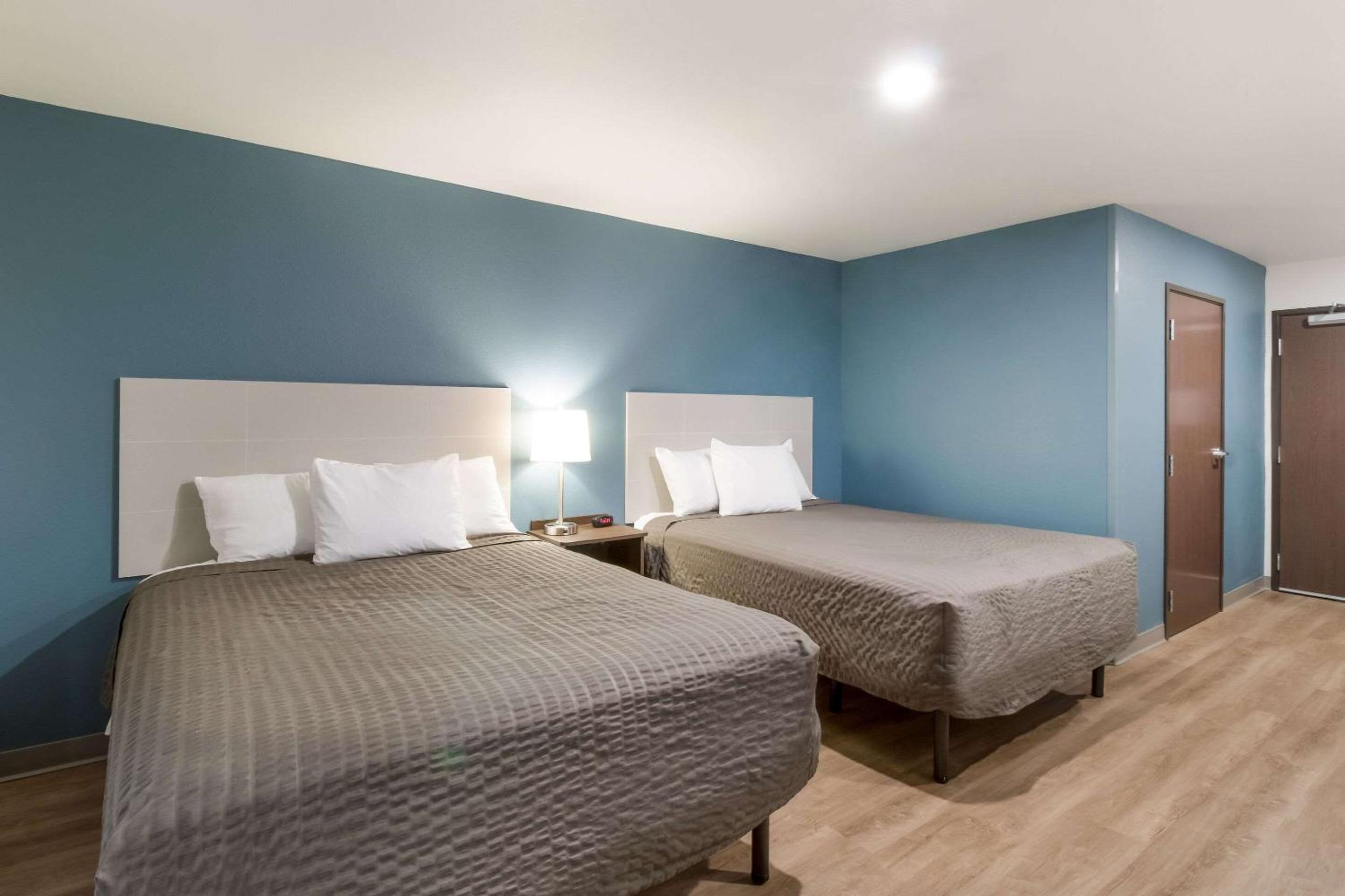 Standard Queen Room with Two Queen Beds - Non Smoking - Photo 11