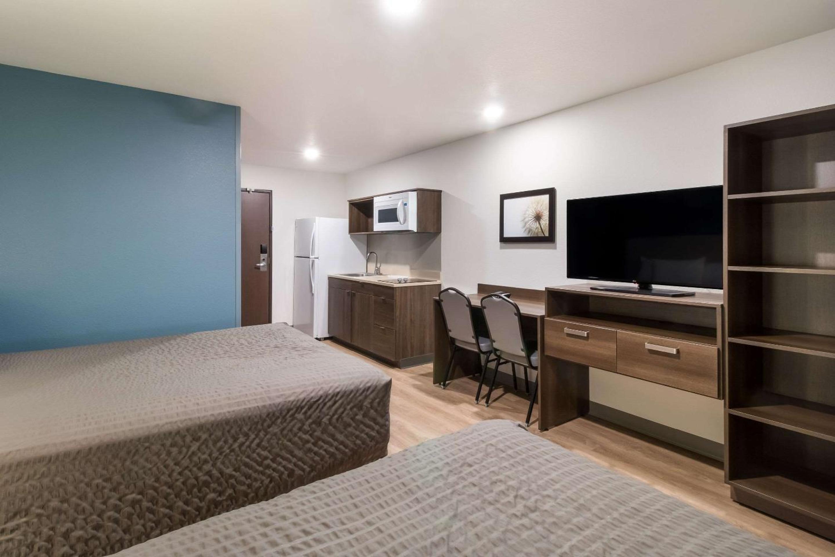 Standard Queen Room with Two Queen Beds - Non Smoking - Photo 2