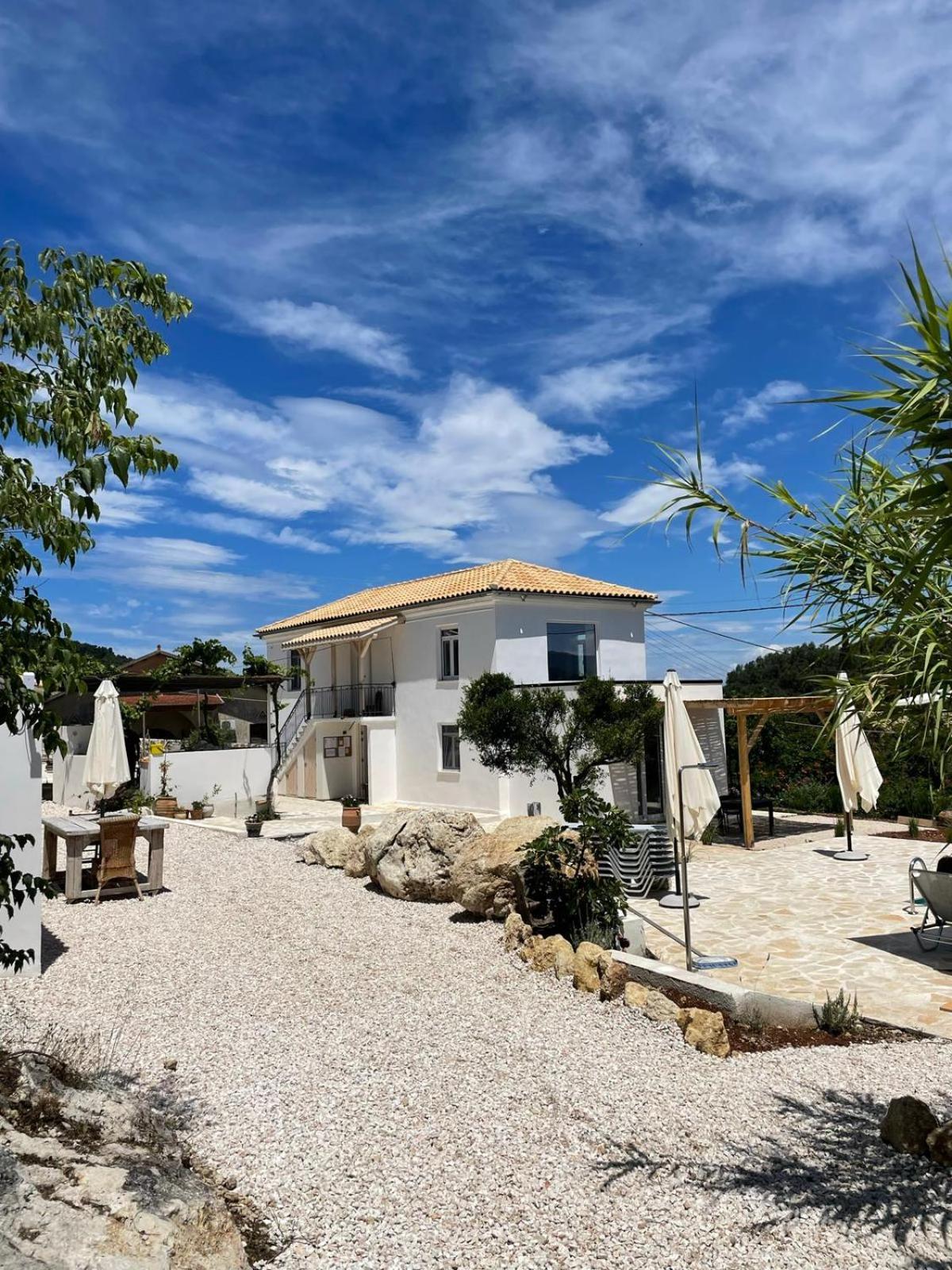 Villa photo 2