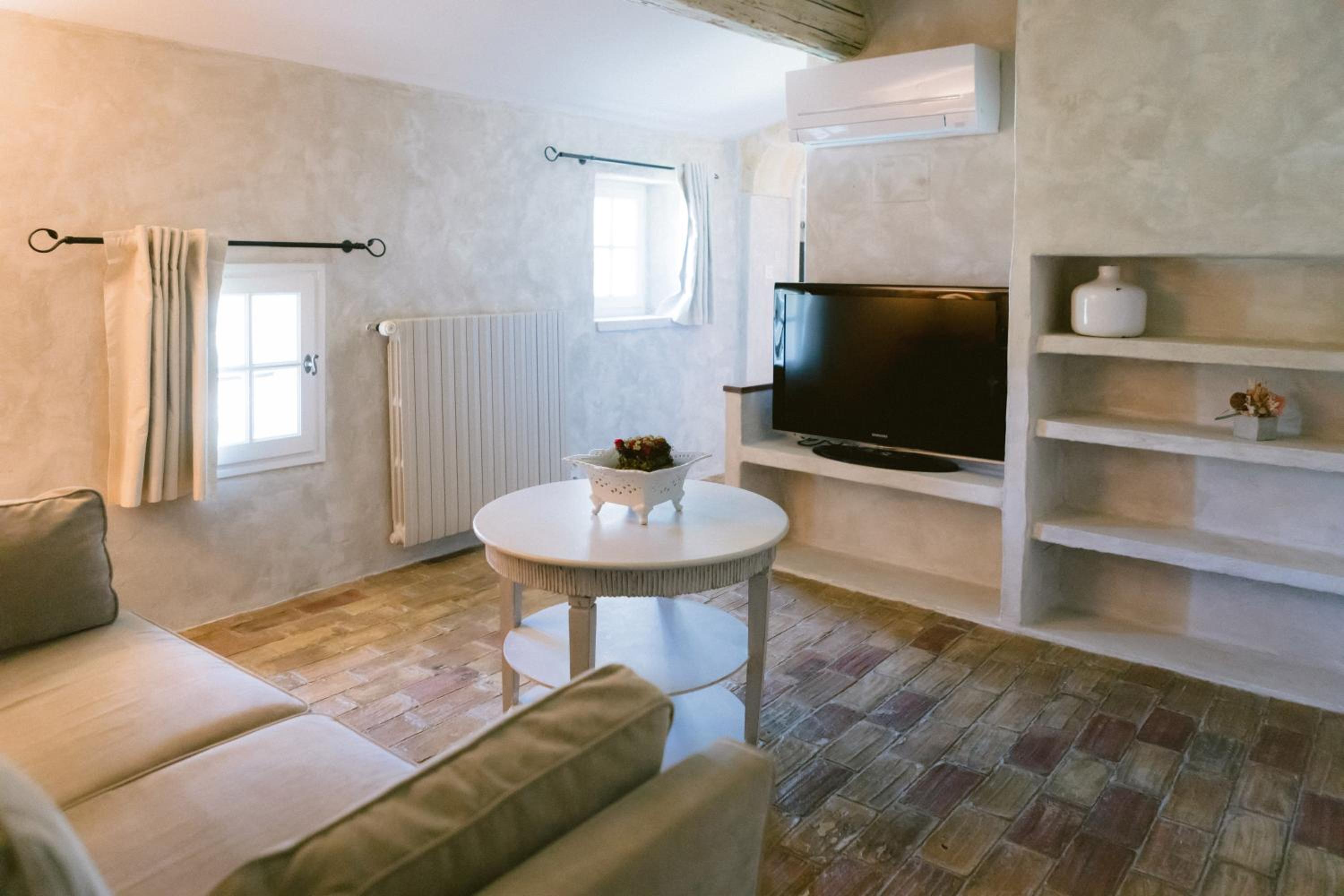 Suite (1-3 Adults) photo 2