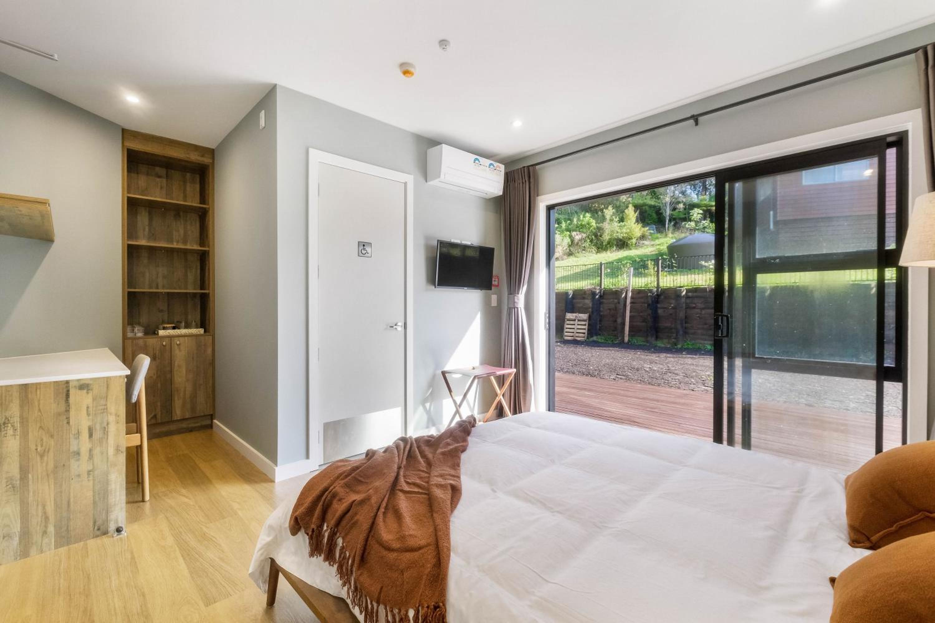 Queen Room with Garden View - Photo 2