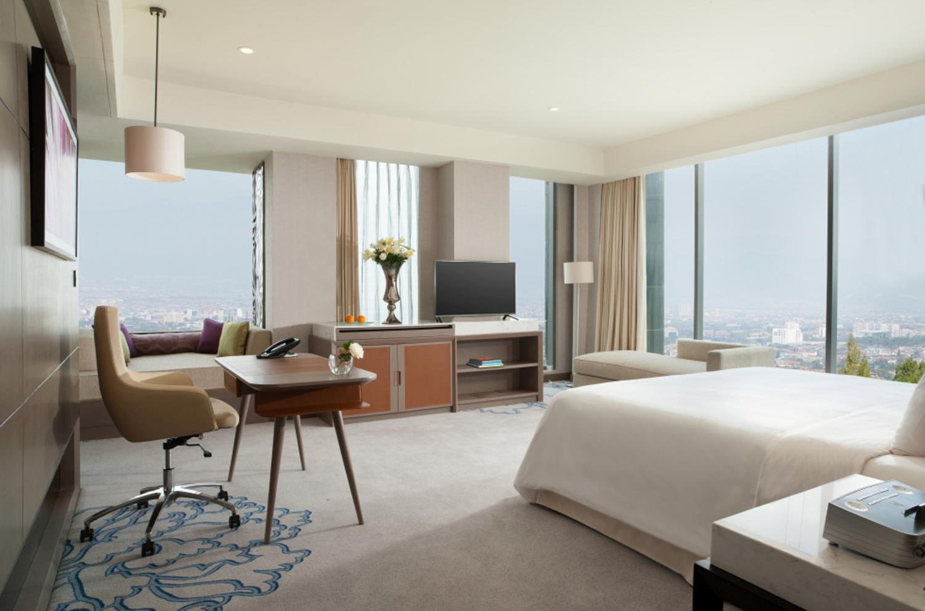 Junior King Suite - Club Lounge Access thumbnail 6
