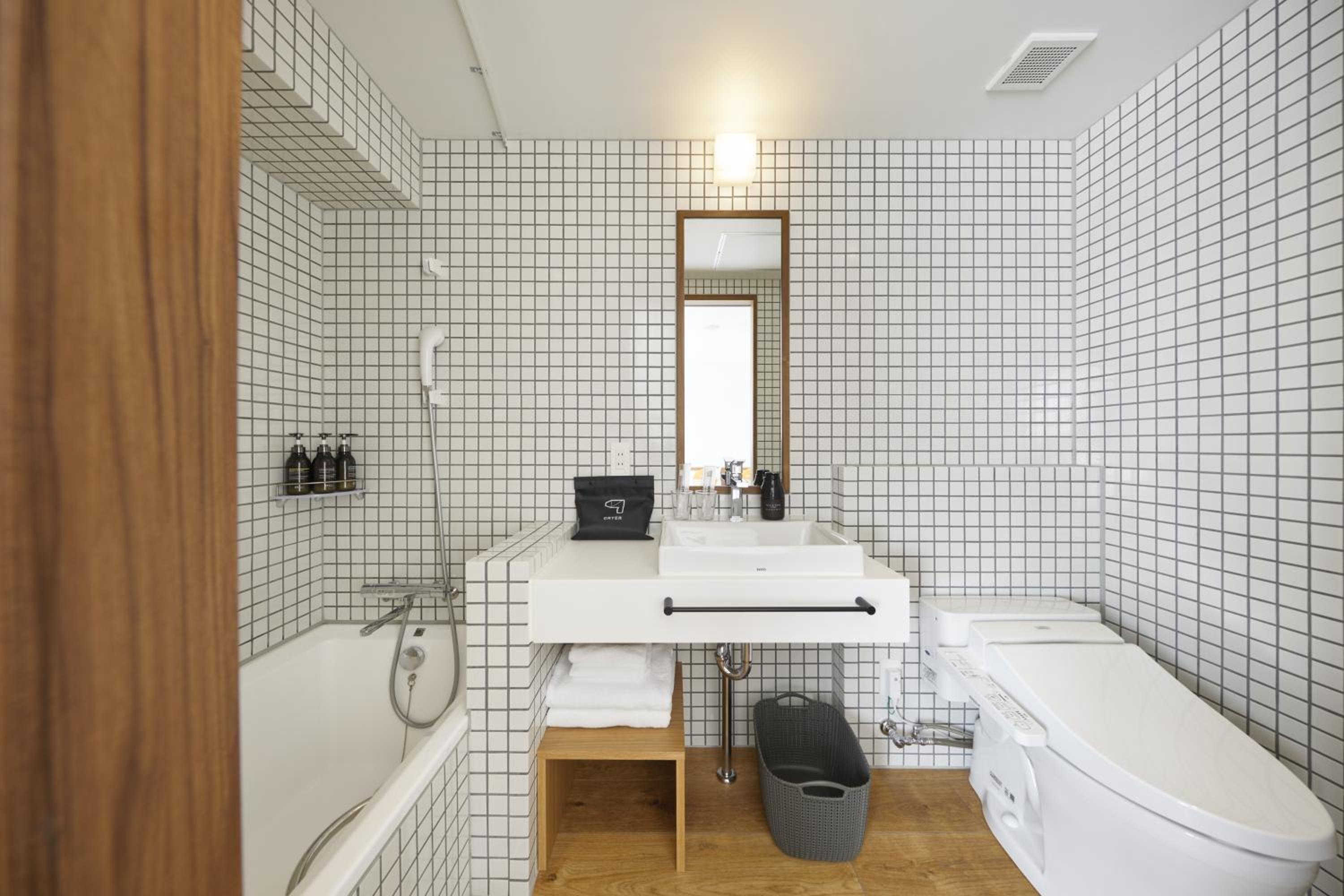 Queen Room with Bathtub