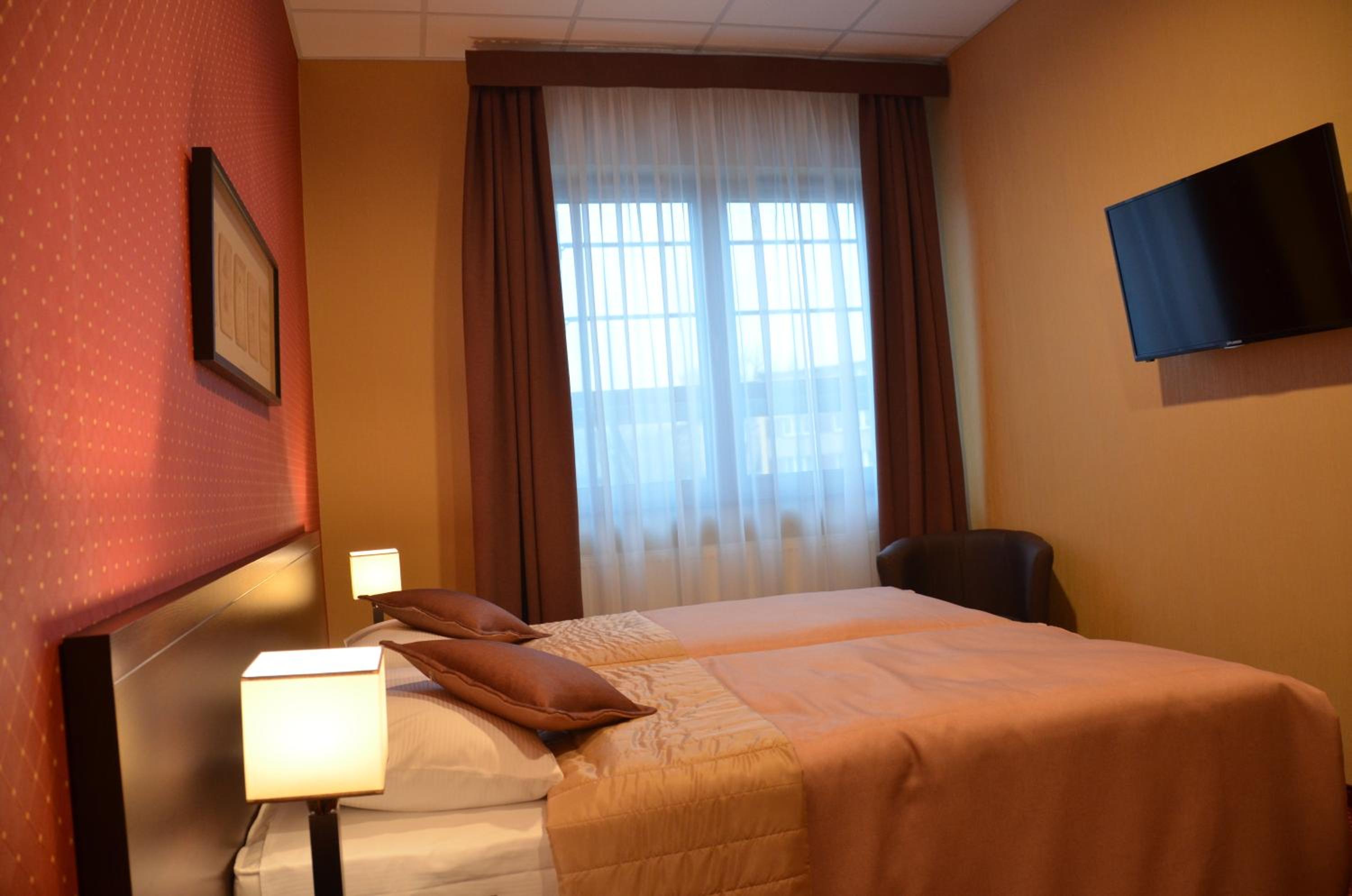 Double or Twin Room - Photo 8
