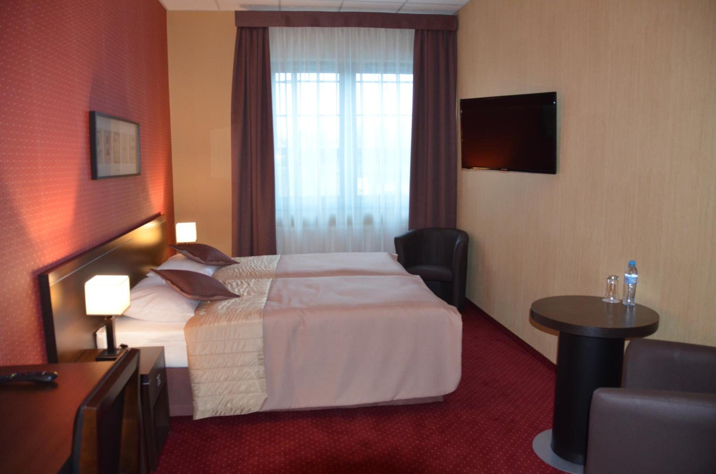 Double or Twin Room - Photo 9