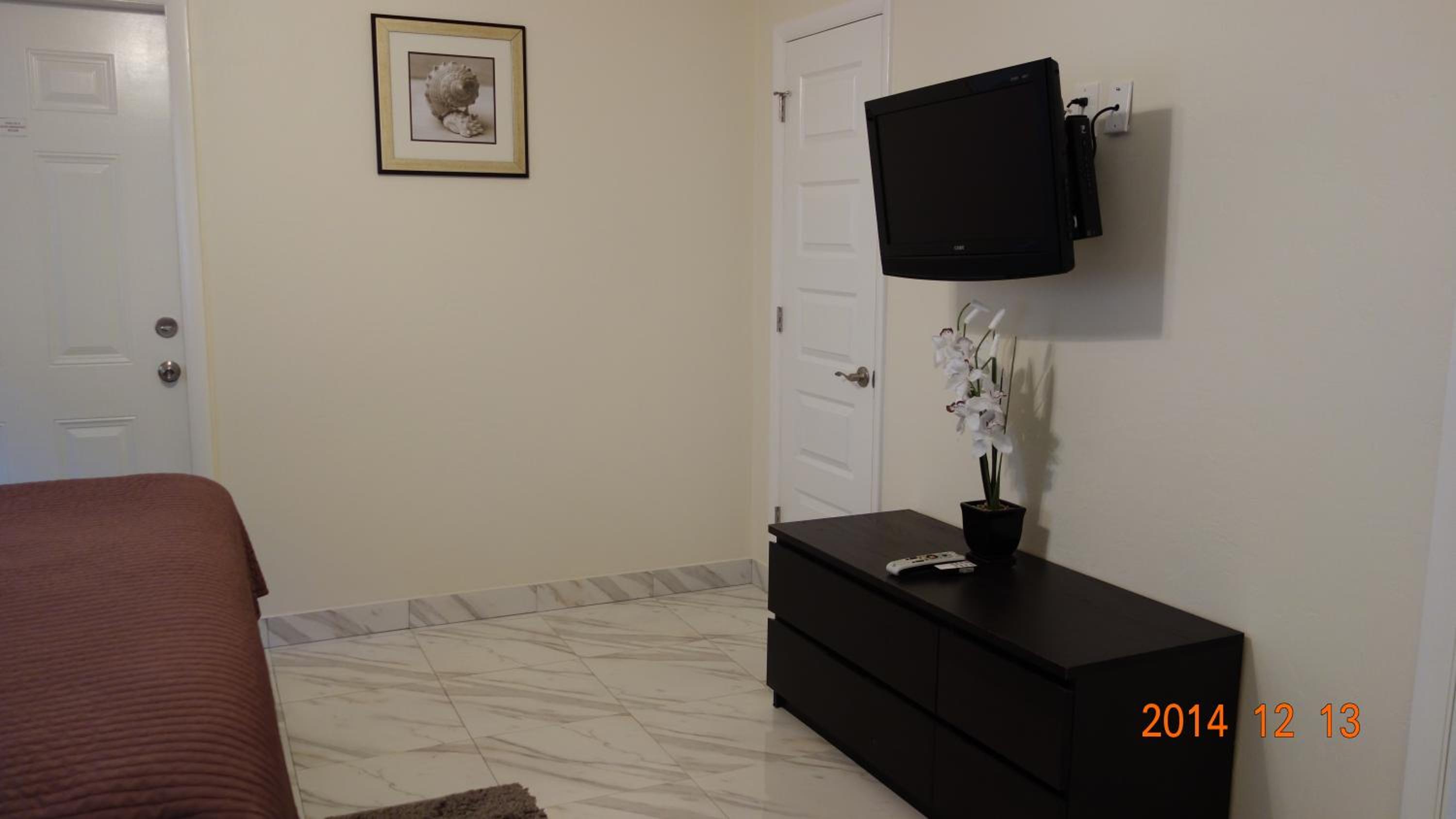 One-Bedroom Apartment - Photo 2