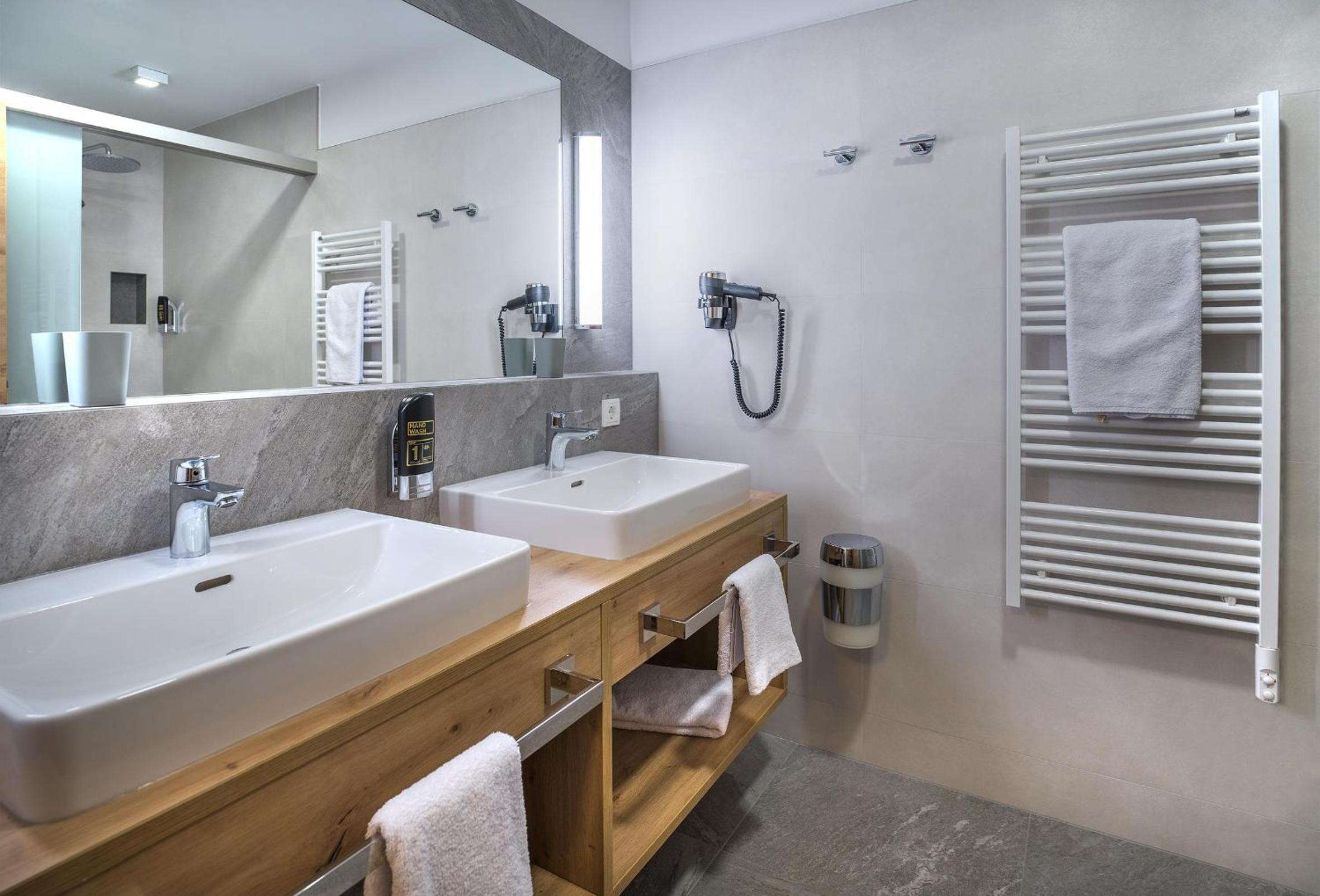 Two-Bedroom Apartment with Shower  photo 2