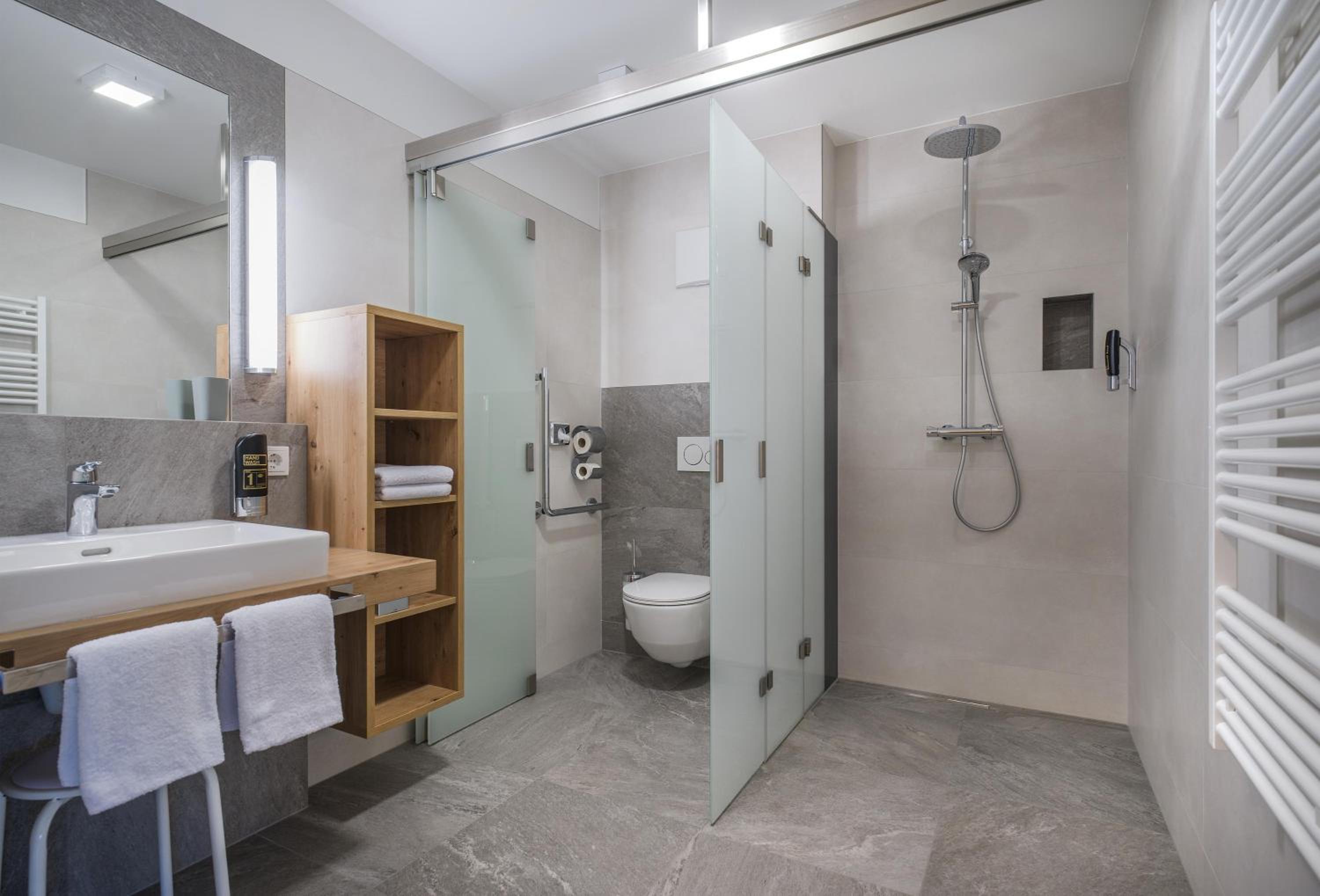 Apartment with Shower photo 3
