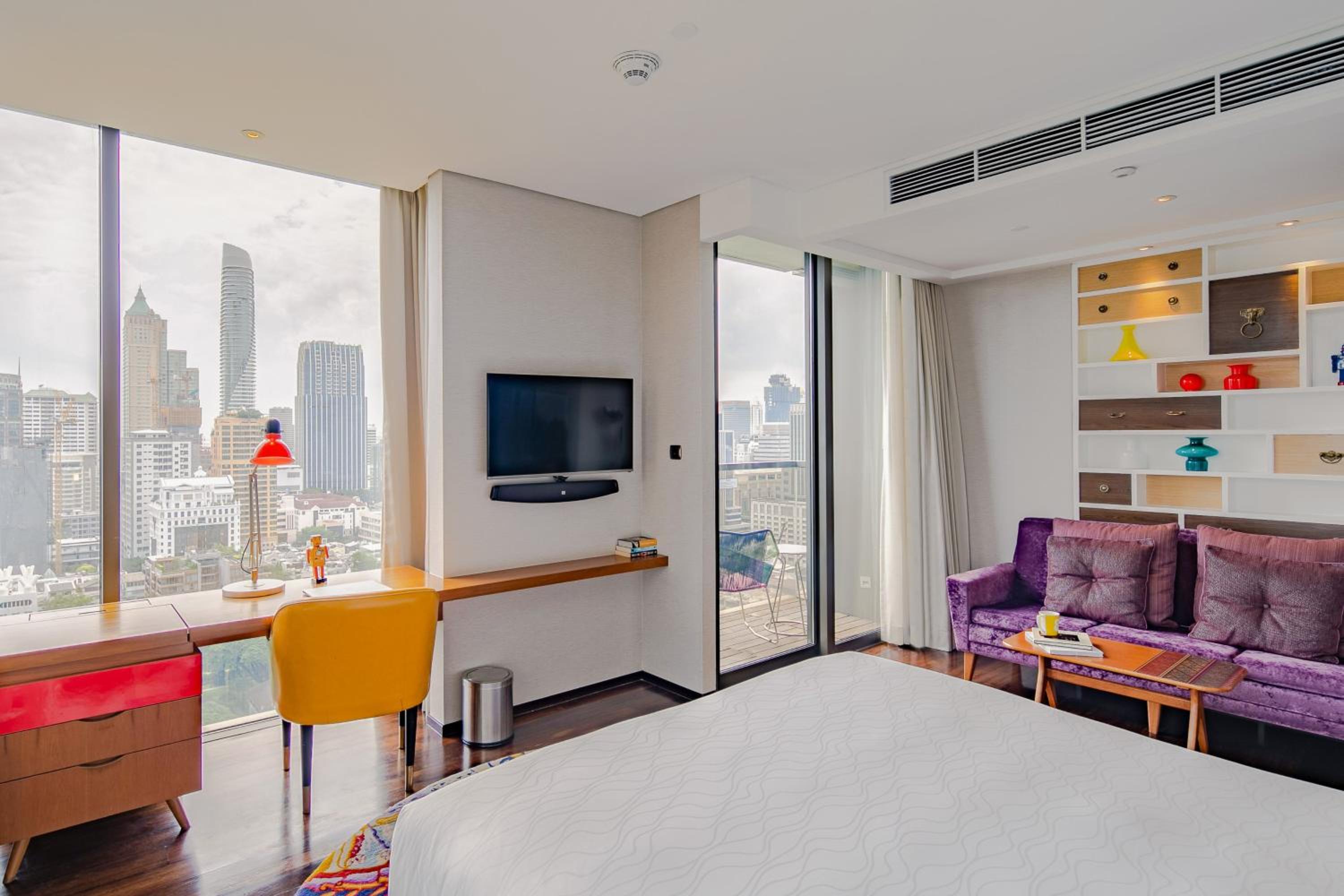Standard King Room with Balcony and Sunset Garden View photo 3