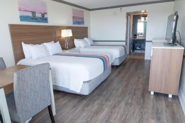 Queen Room with Two Queen Beds photo 2