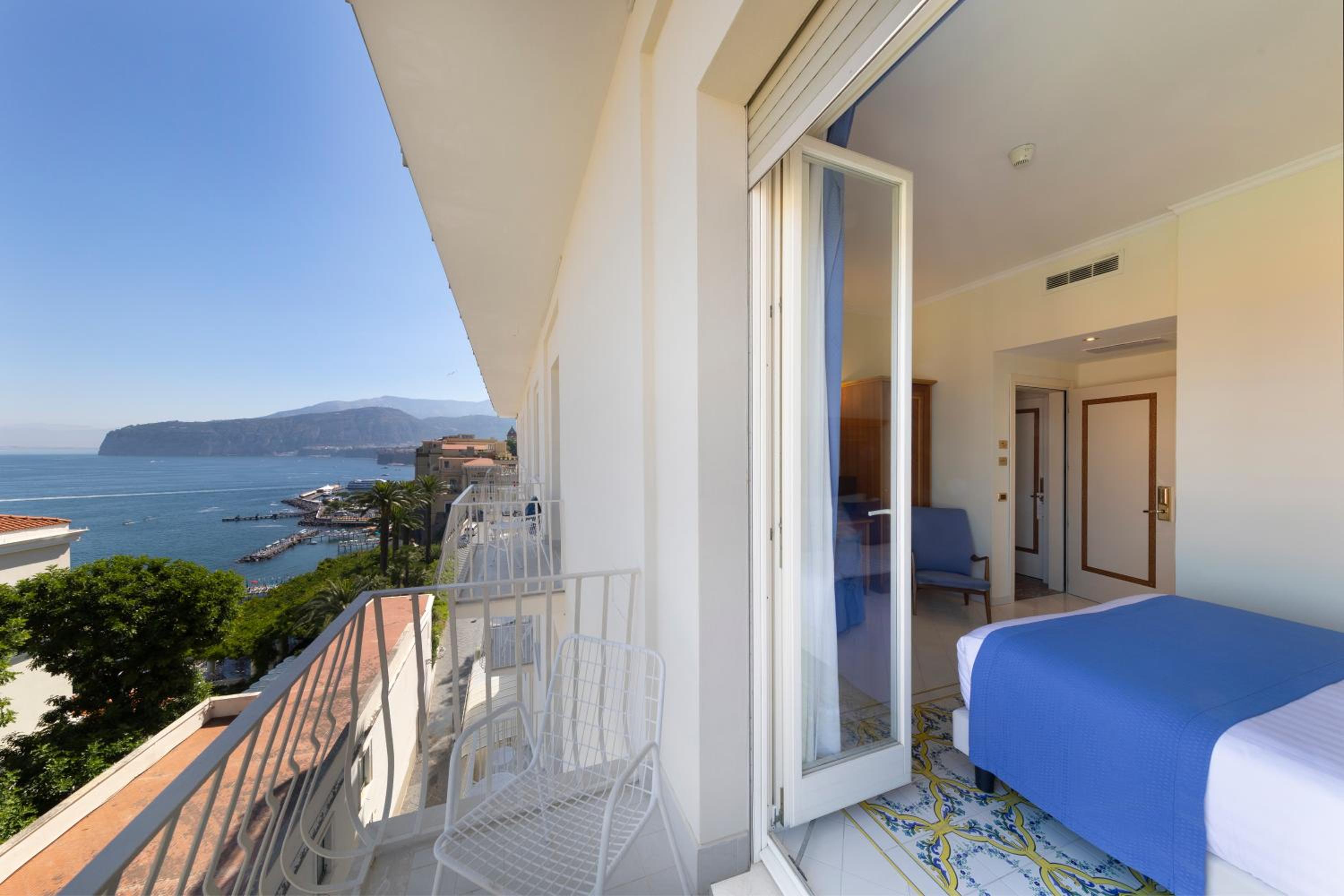 Double or Twin Room with Sea View - Photo 4