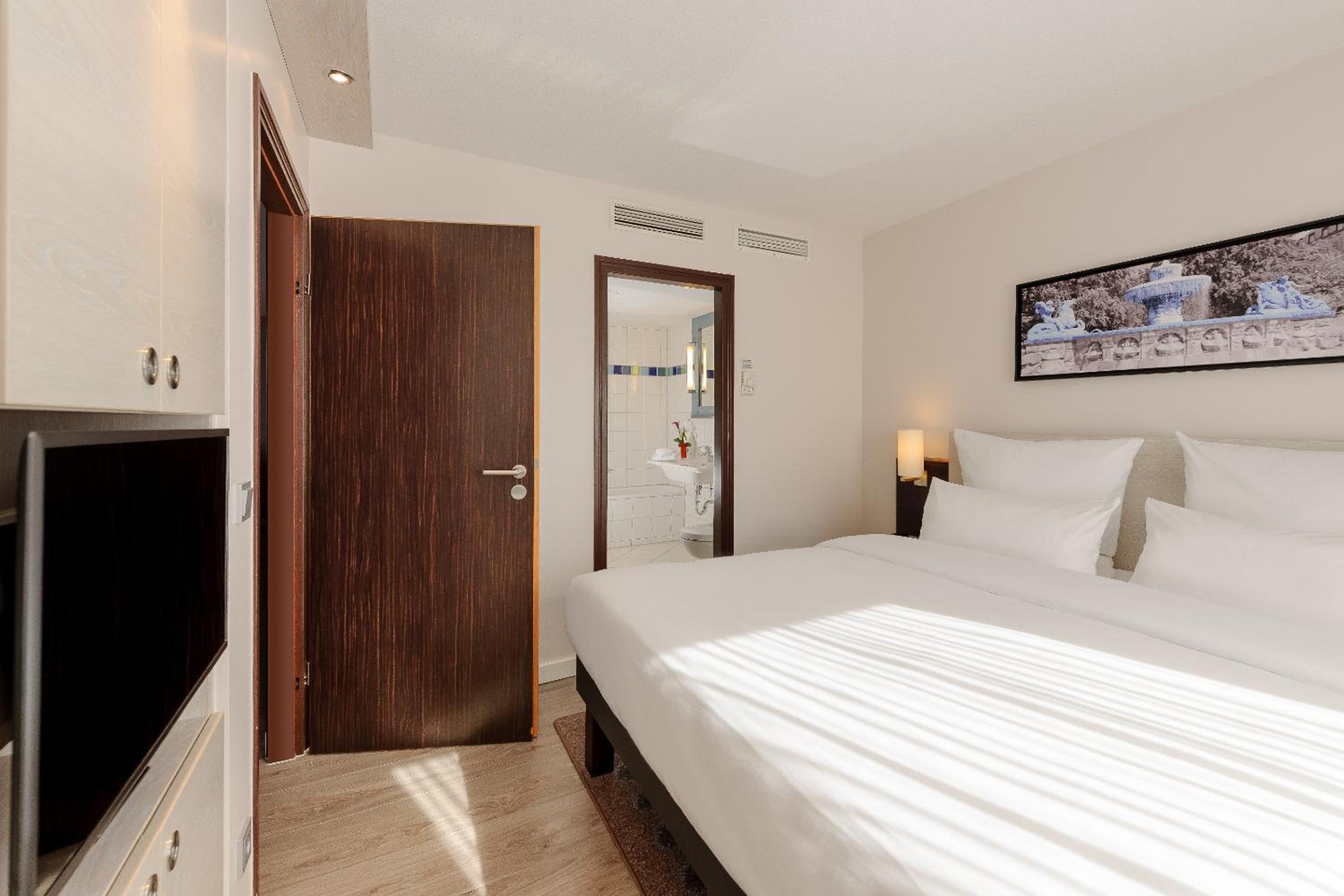 Privilege King Room with Sofa Bed photo 2