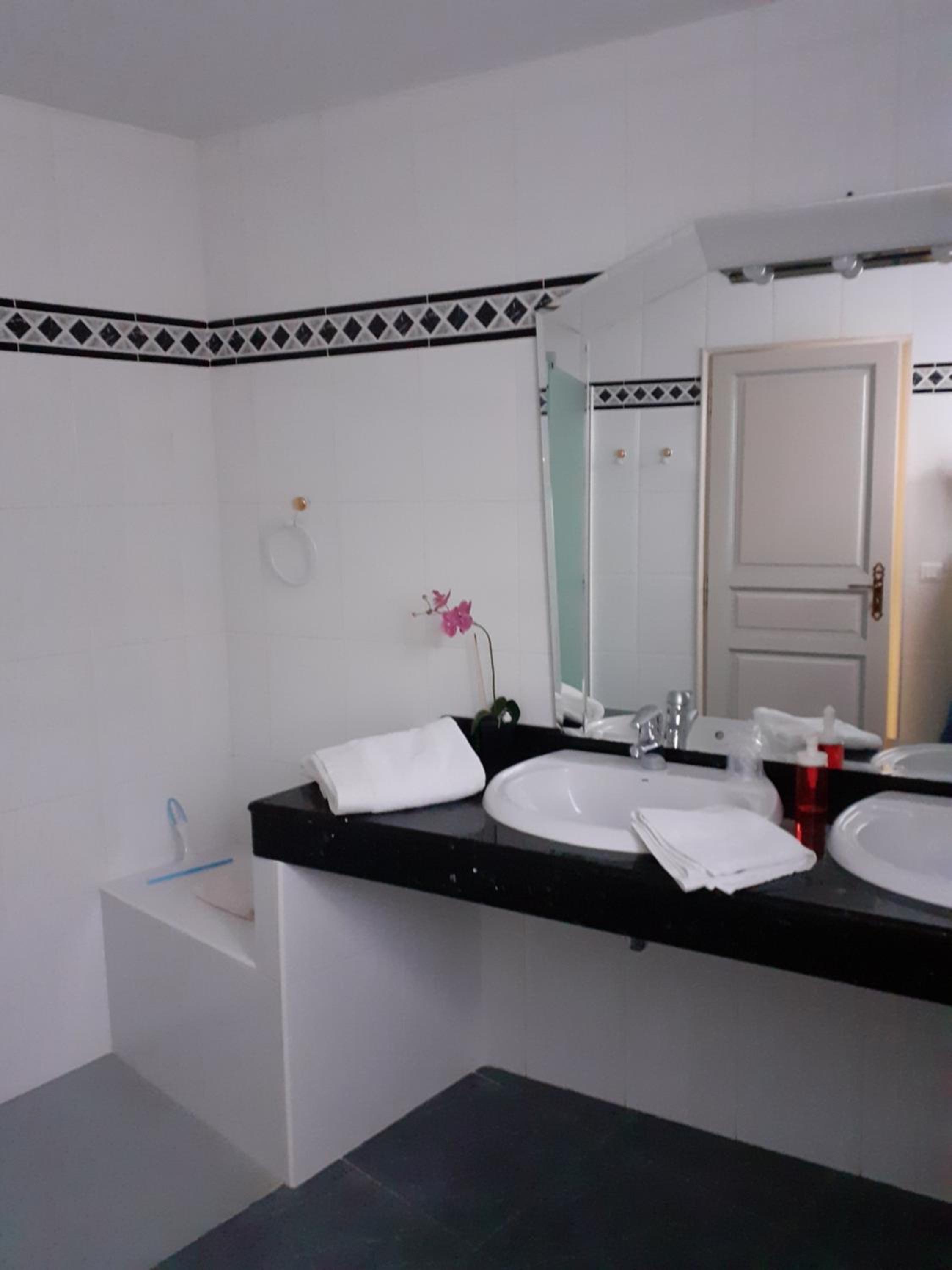 Deluxe Double or Twin Room with Pool View photo 3