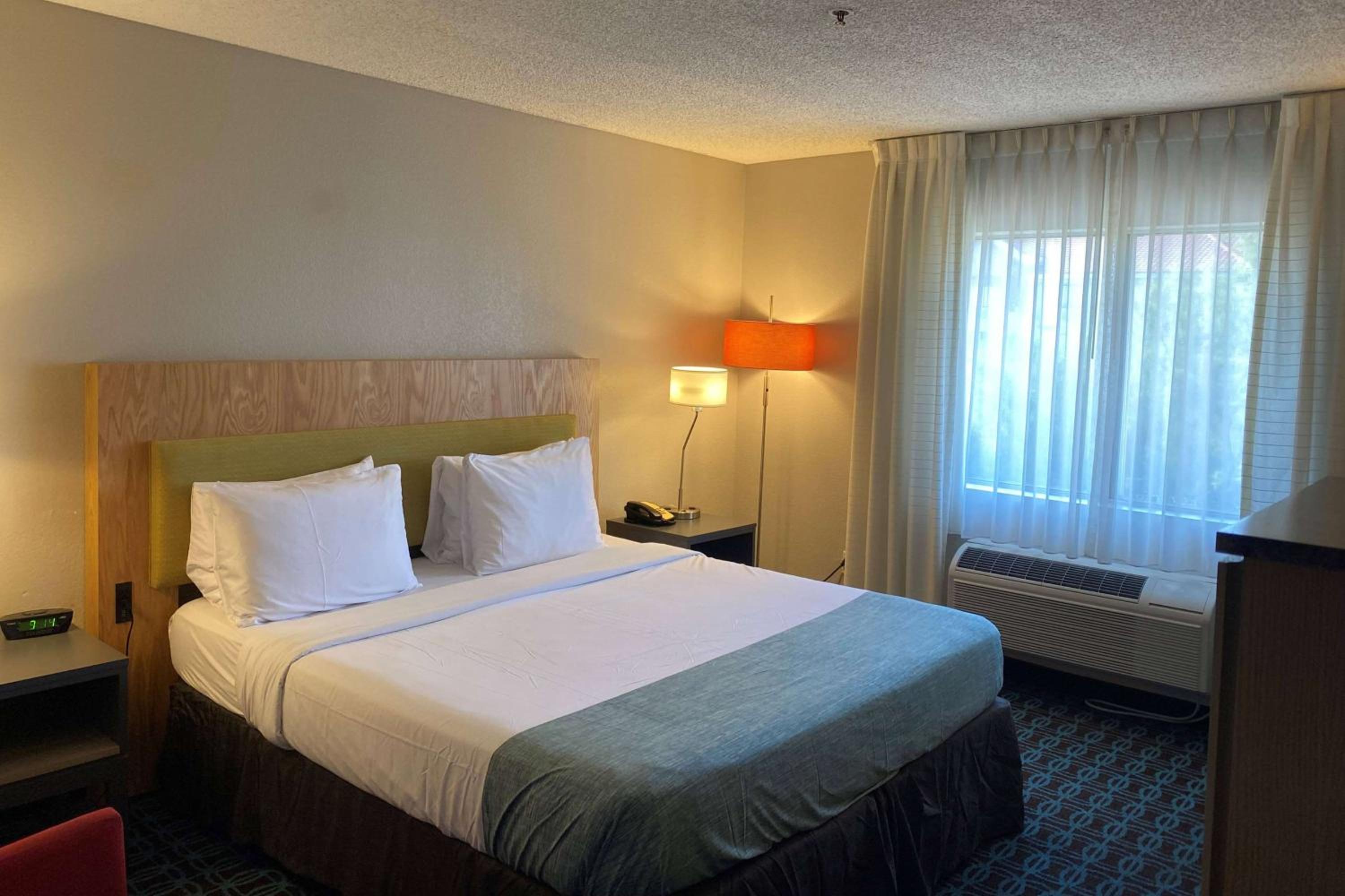 Junior King Suite - Non-Smoking - Photo 1