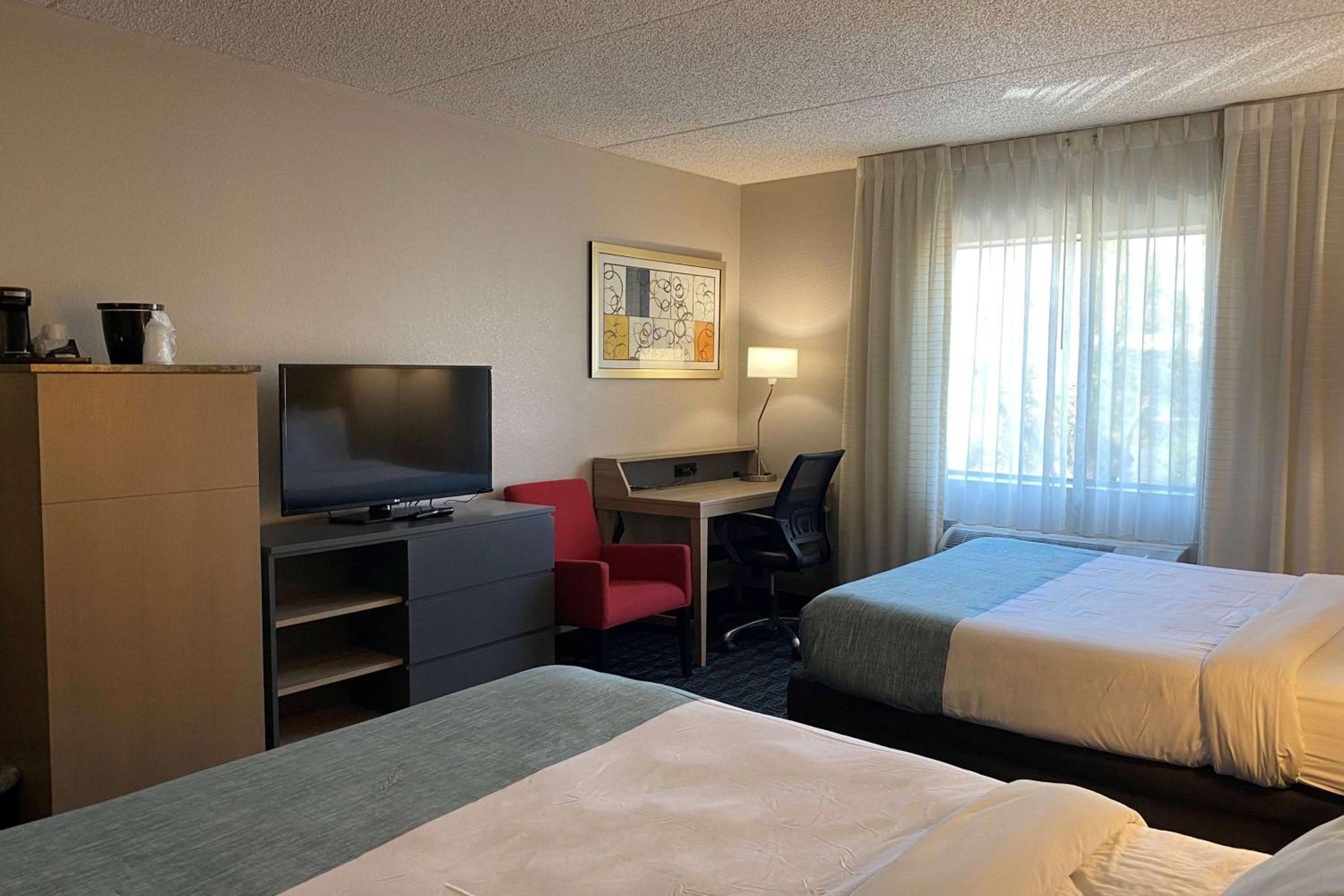 Queen Room with Two Queen Beds - Non-Smoking - Photo 1