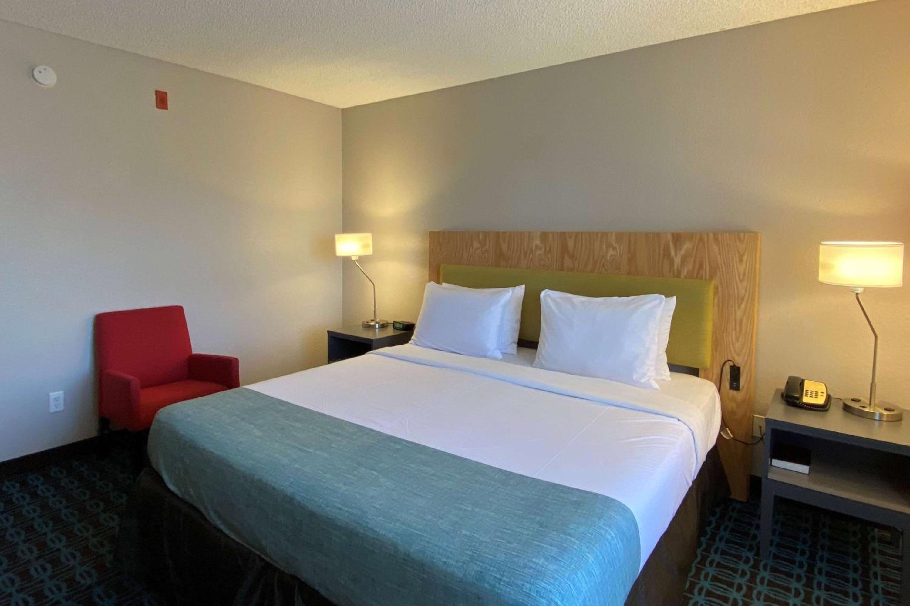King Room - Non-Smoking - Photo 2