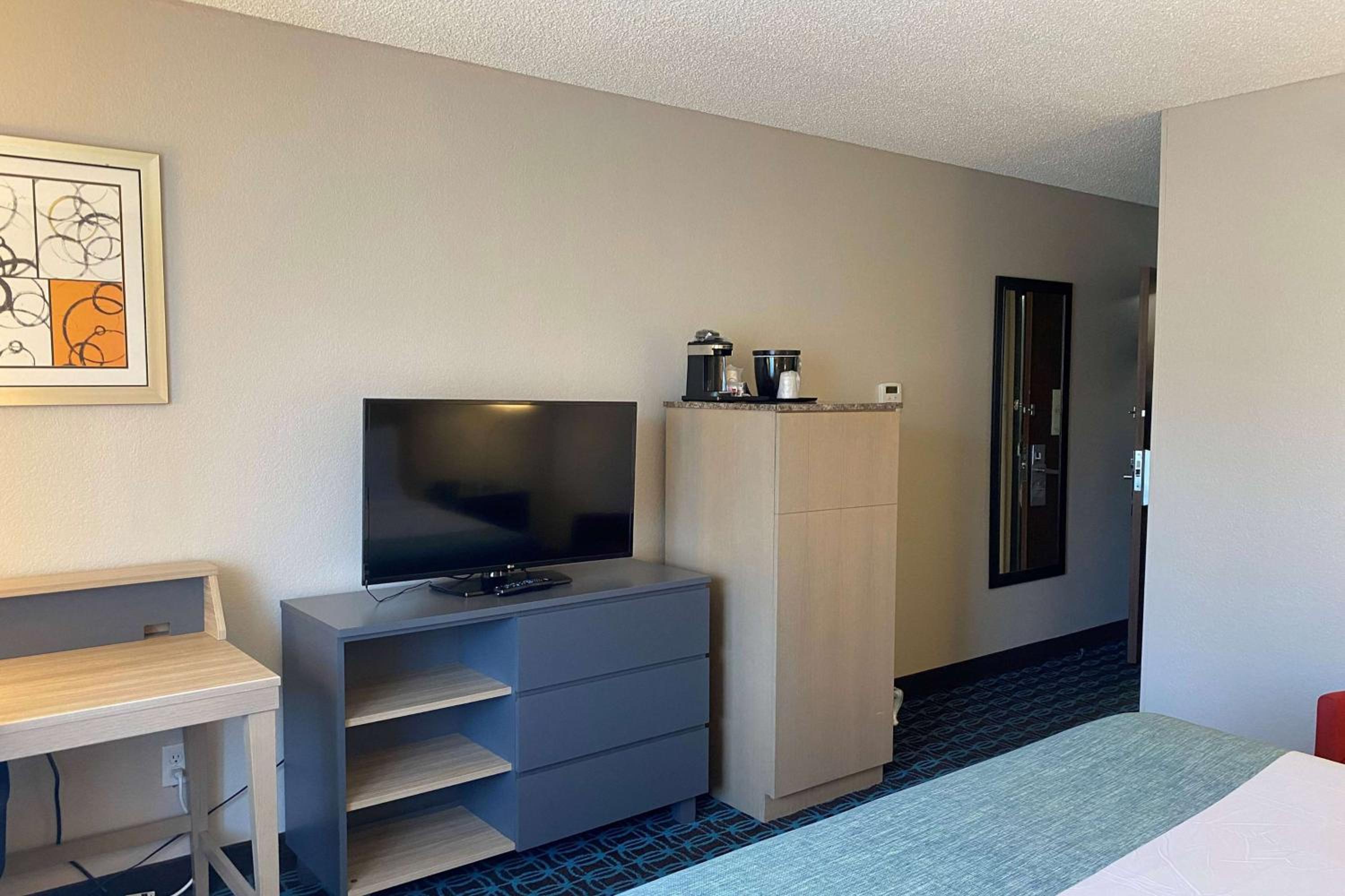 King Room with Mobility/Hearing Access and Bathtub with Grab Bars -  Non-Smoking - Photo 2