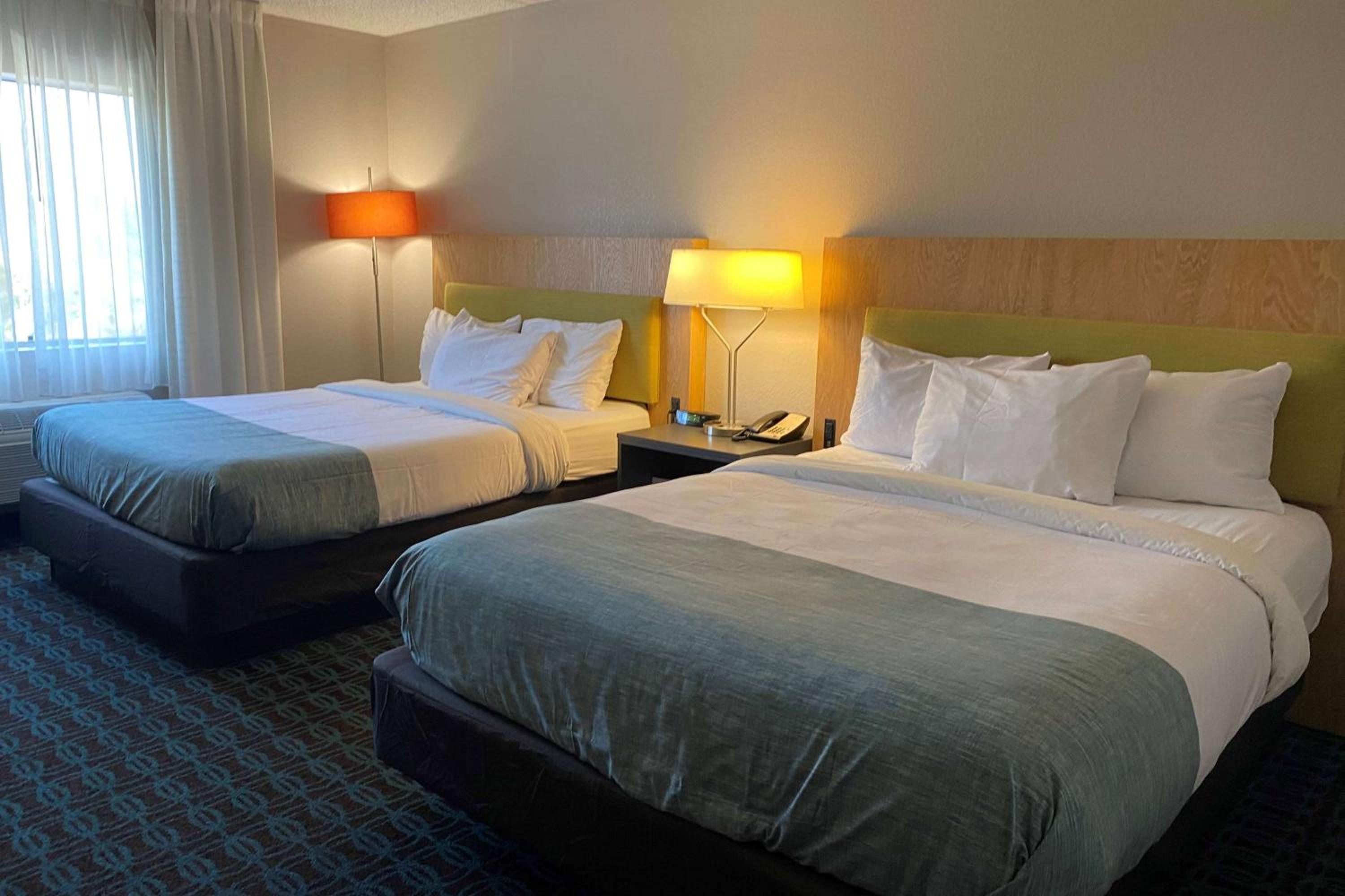 Queen Room with Two Queen Beds - Non-Smoking - Photo 2
