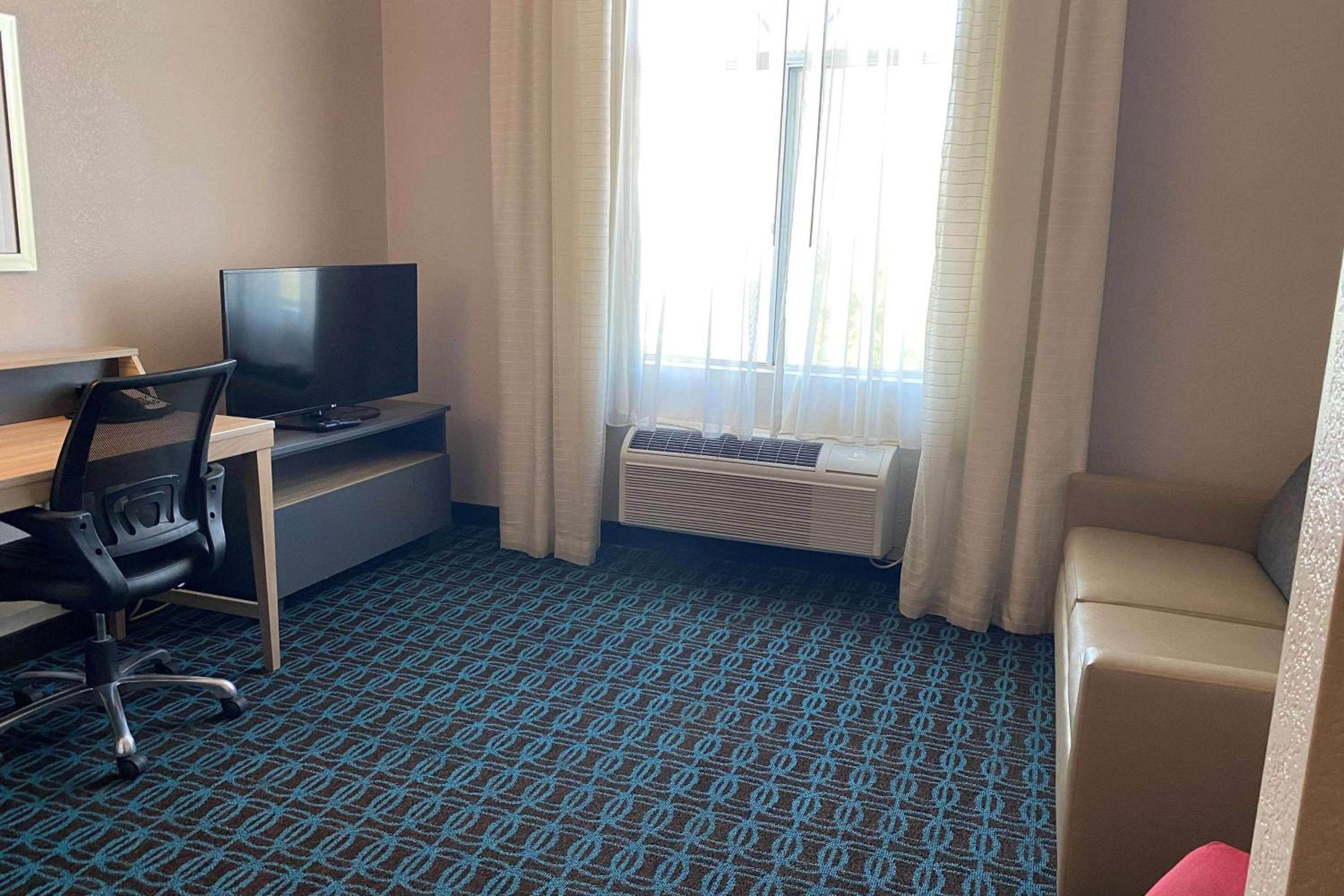 Junior King Suite - Non-Smoking - Photo 3