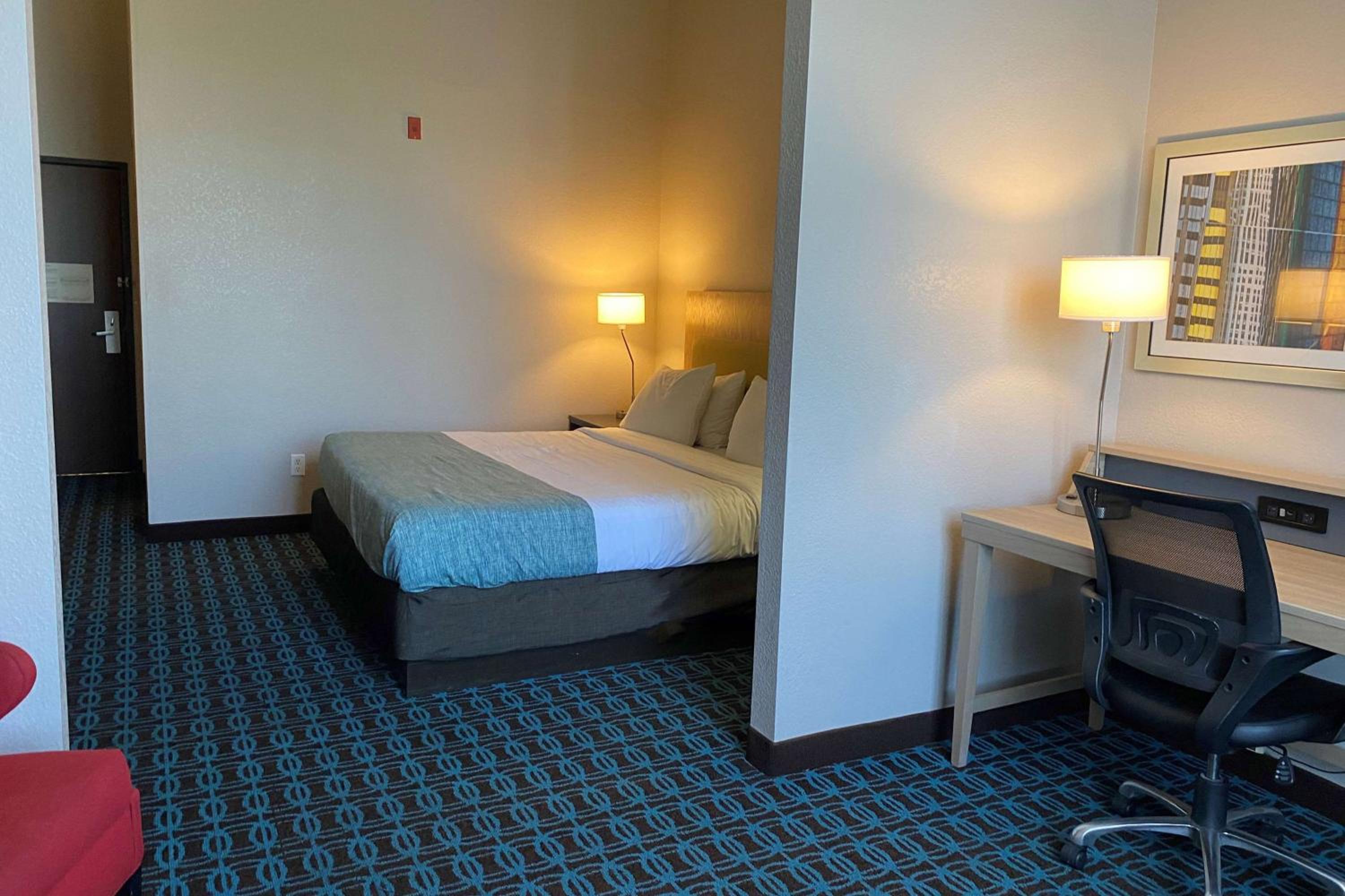 Junior King Suite - Non-Smoking - Photo 4
