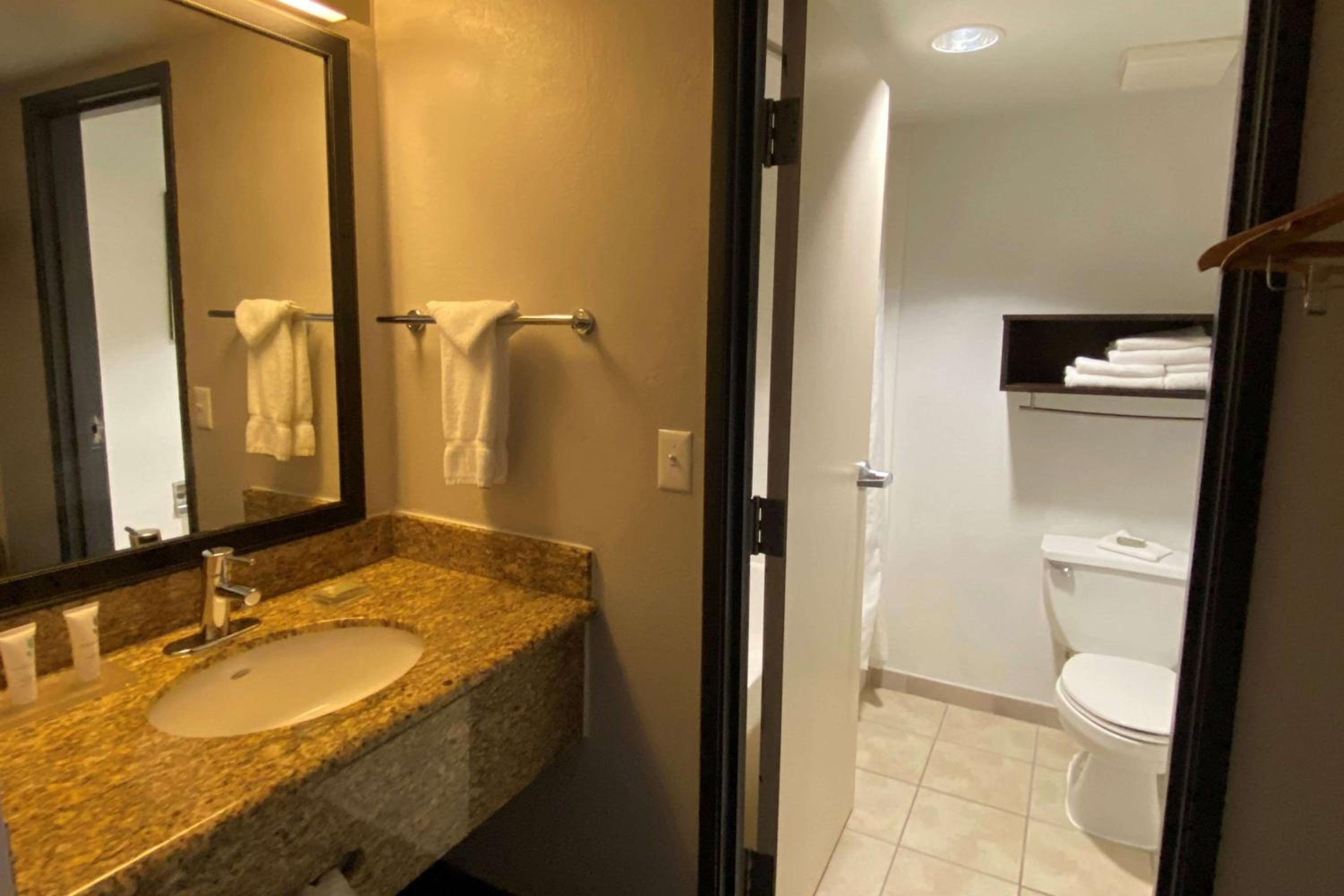 Junior King Suite - Non-Smoking - Photo 5