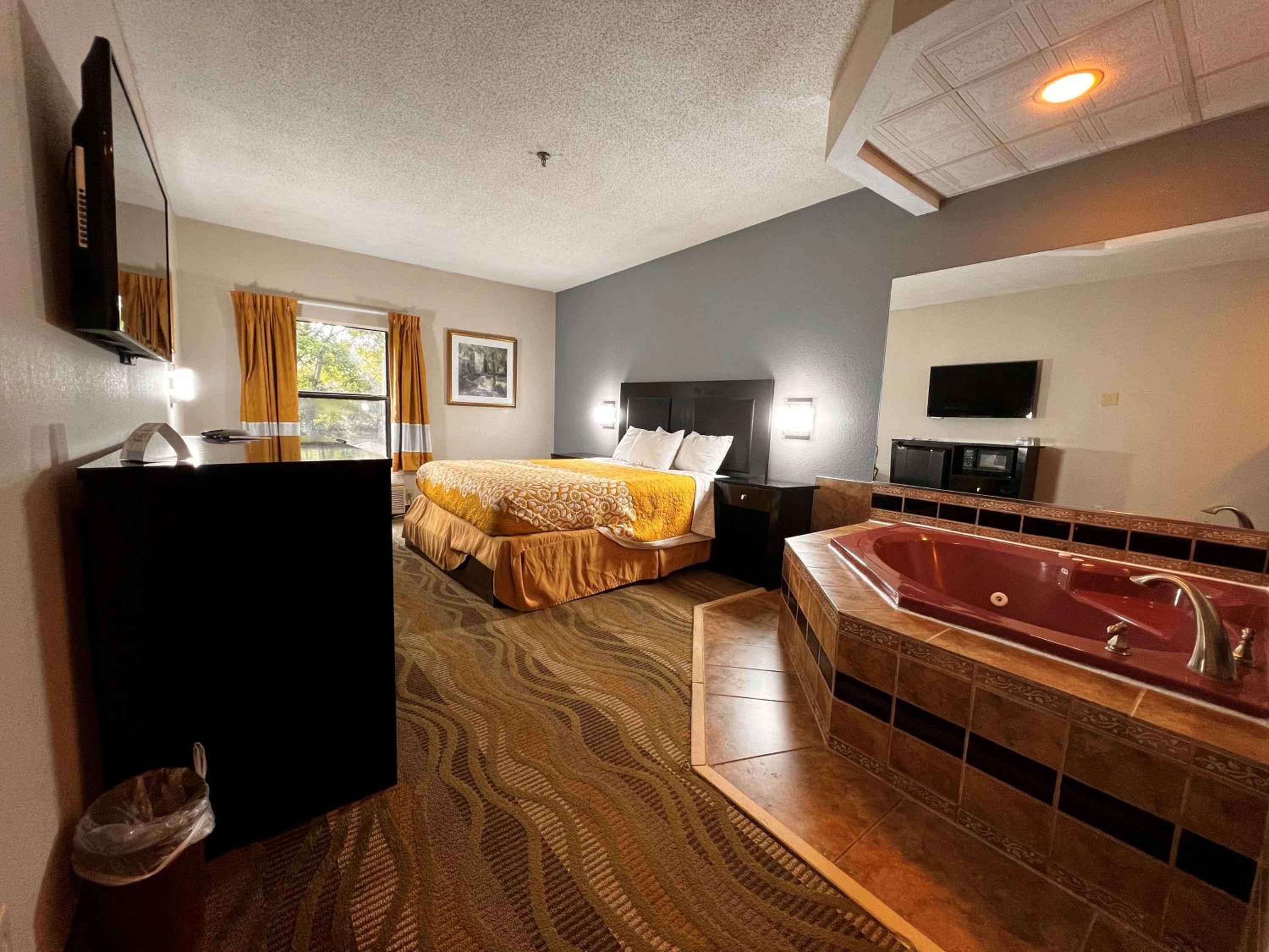 King Suite with Spa Bath - Non-Smoking - Photo 4