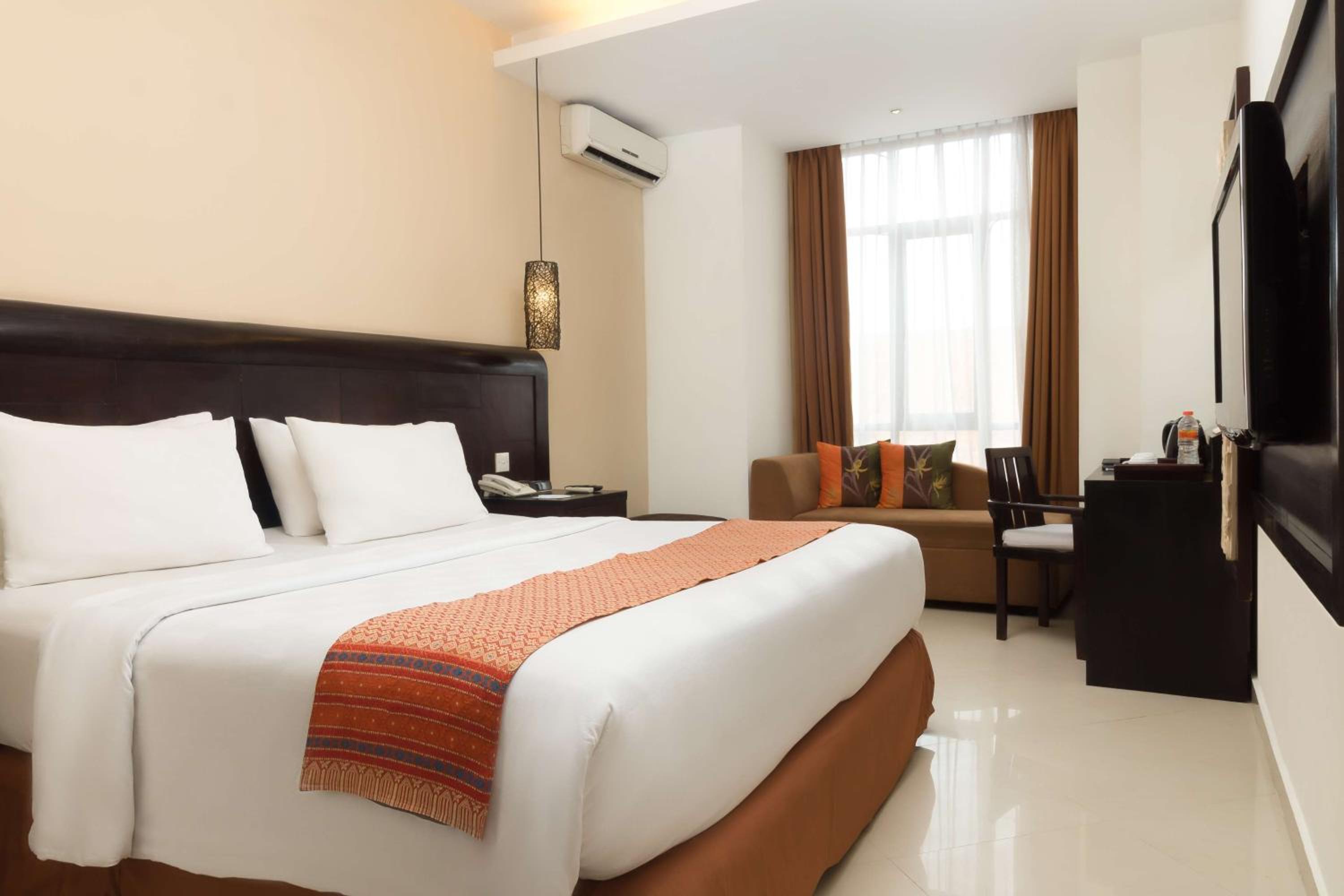 Deluxe King Room with Garden View - Smoking photo 1