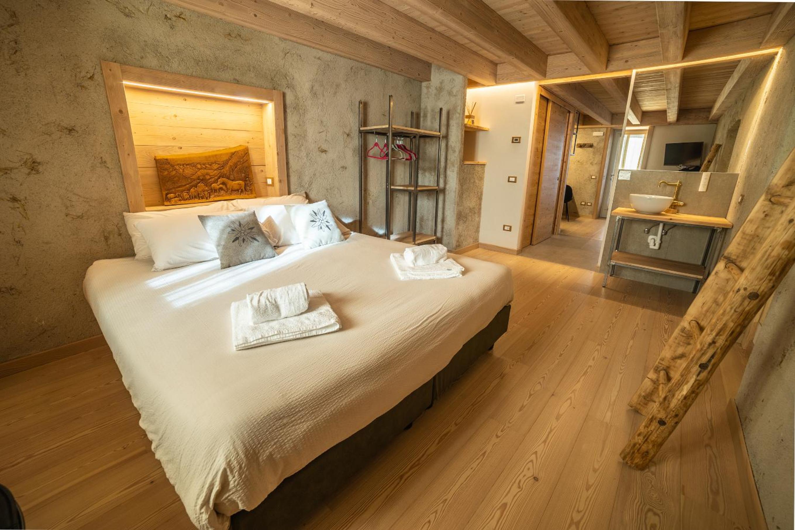 Superior Double or Twin Room with Lake View photo 1