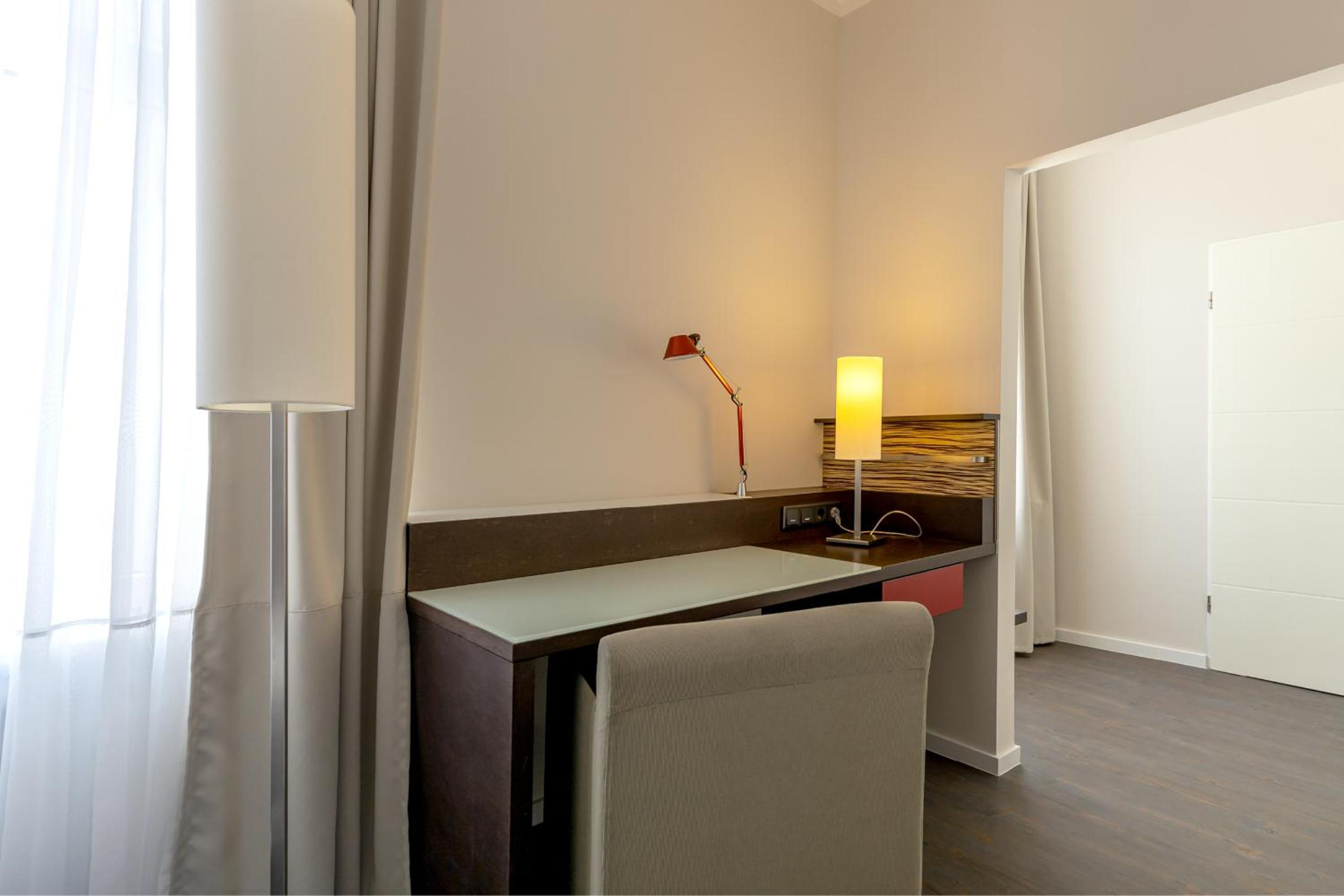 Large Double Room - Photo 6