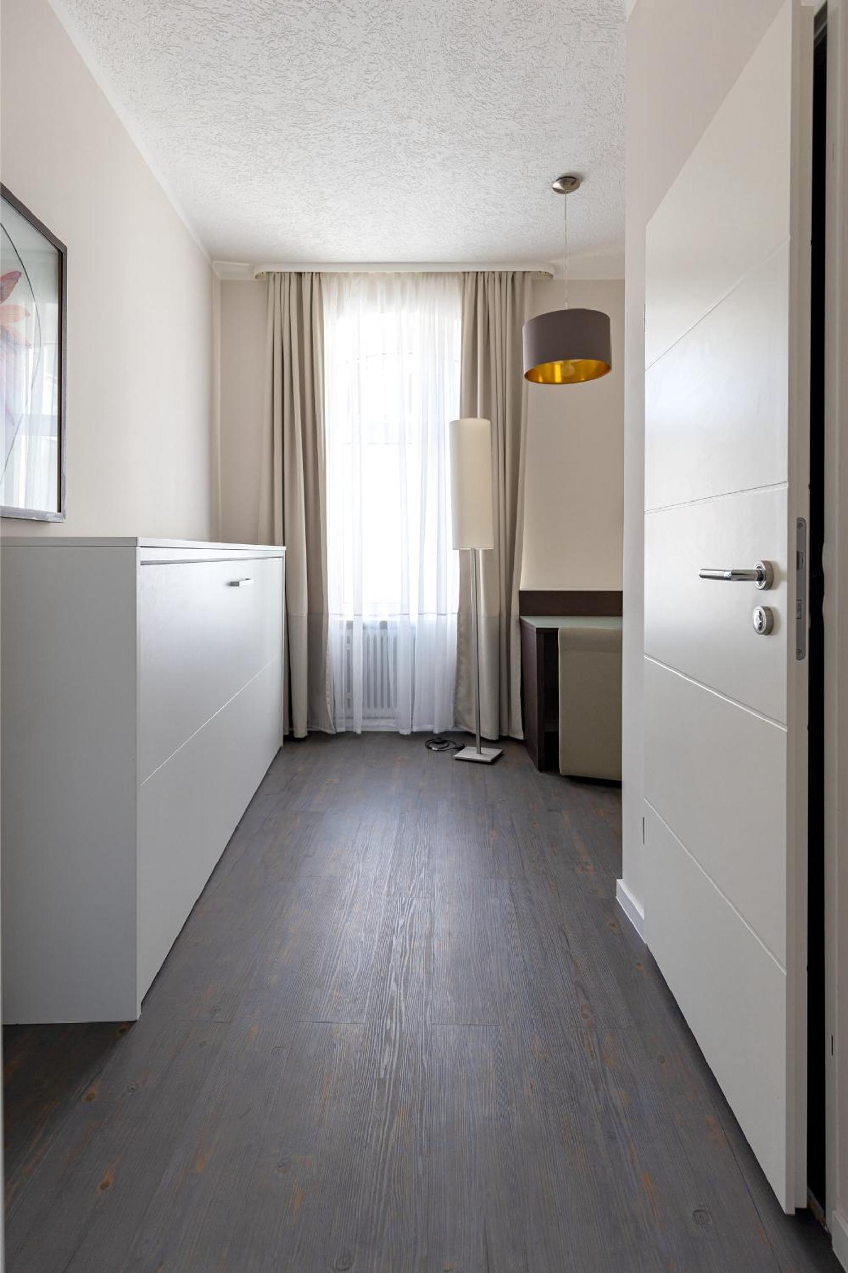 Large Double Room - Photo 4