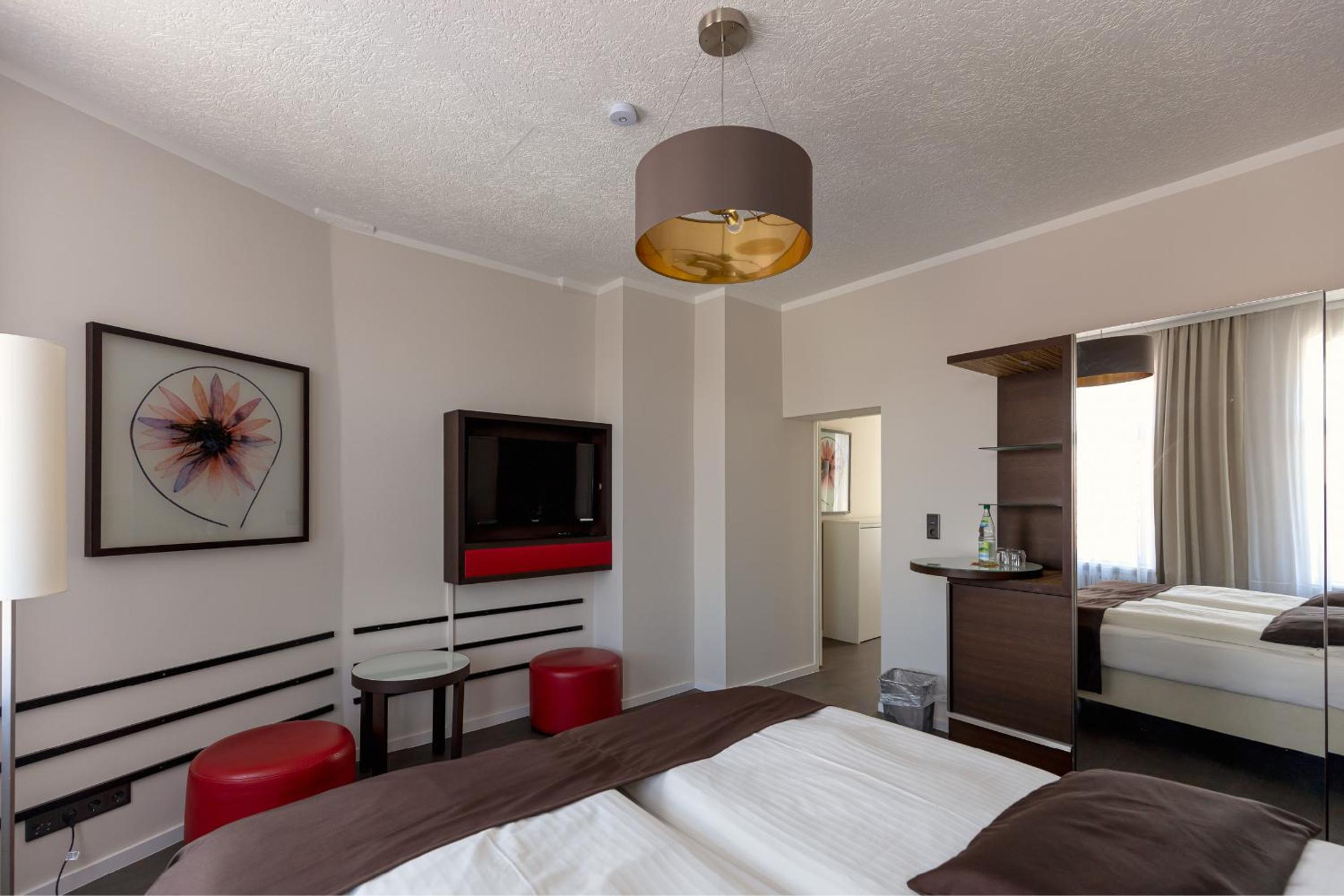 Large Double Room - Photo 5