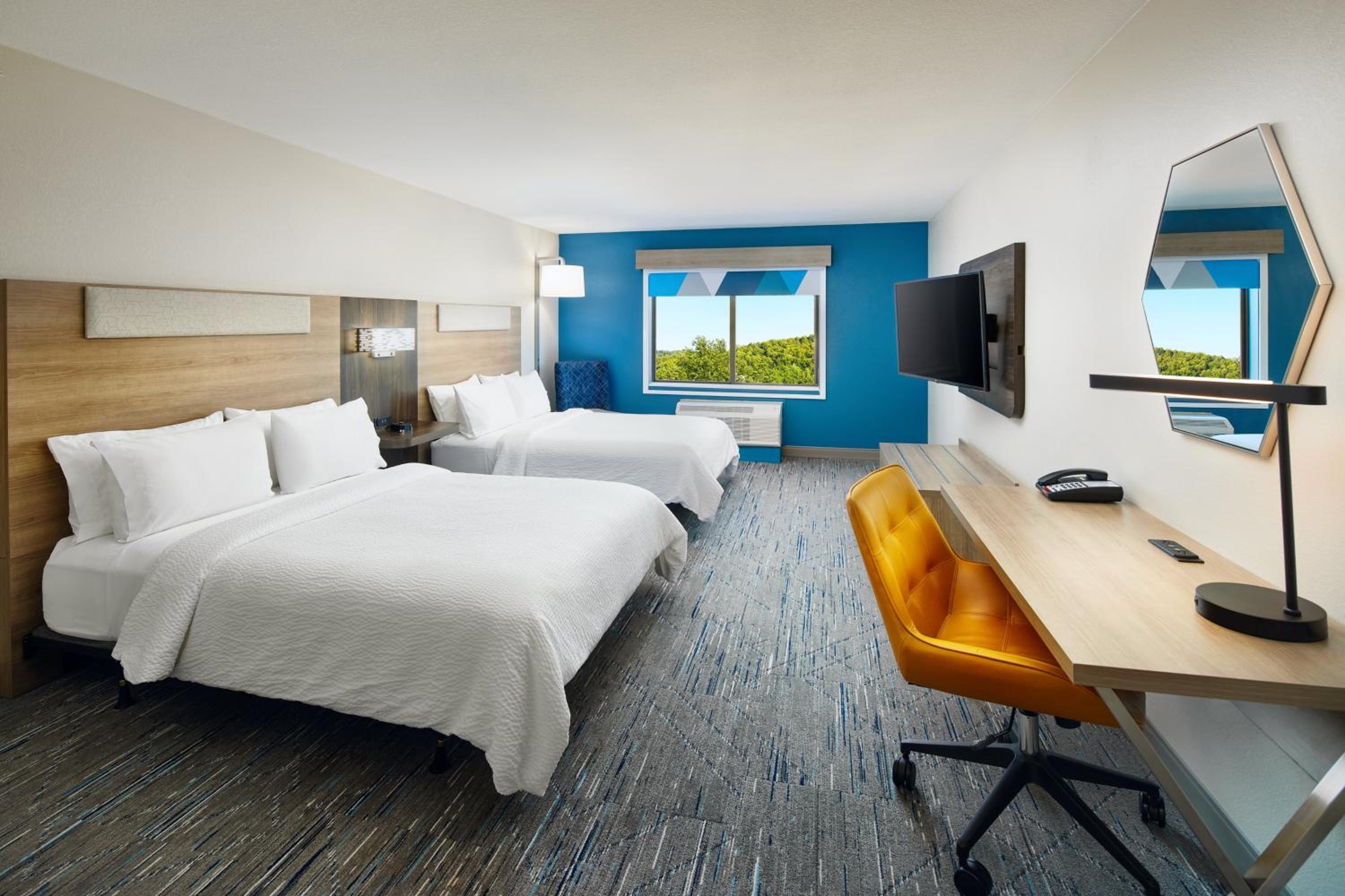 Queen Room with Two Queen Beds - Hearing Accessible - Photo 4