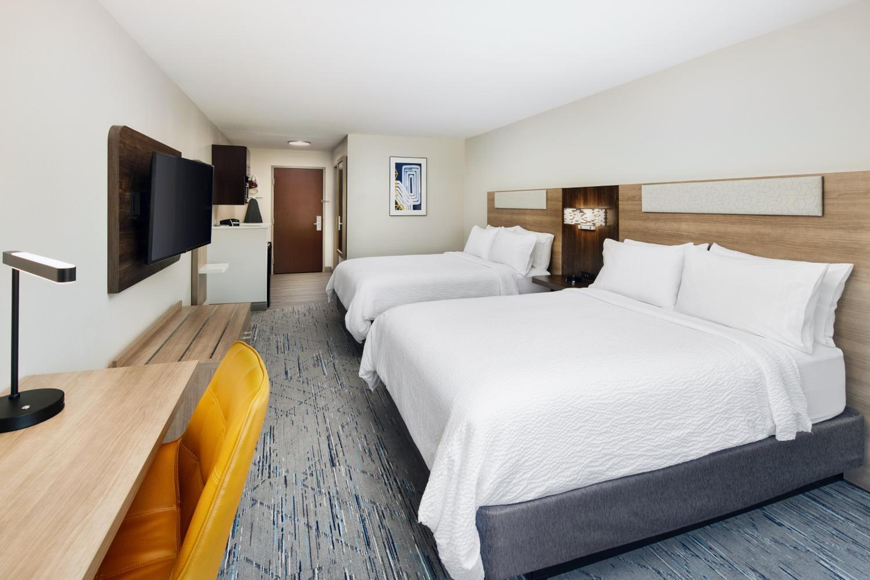 Standard Room with Two Queen Beds - Photo 4