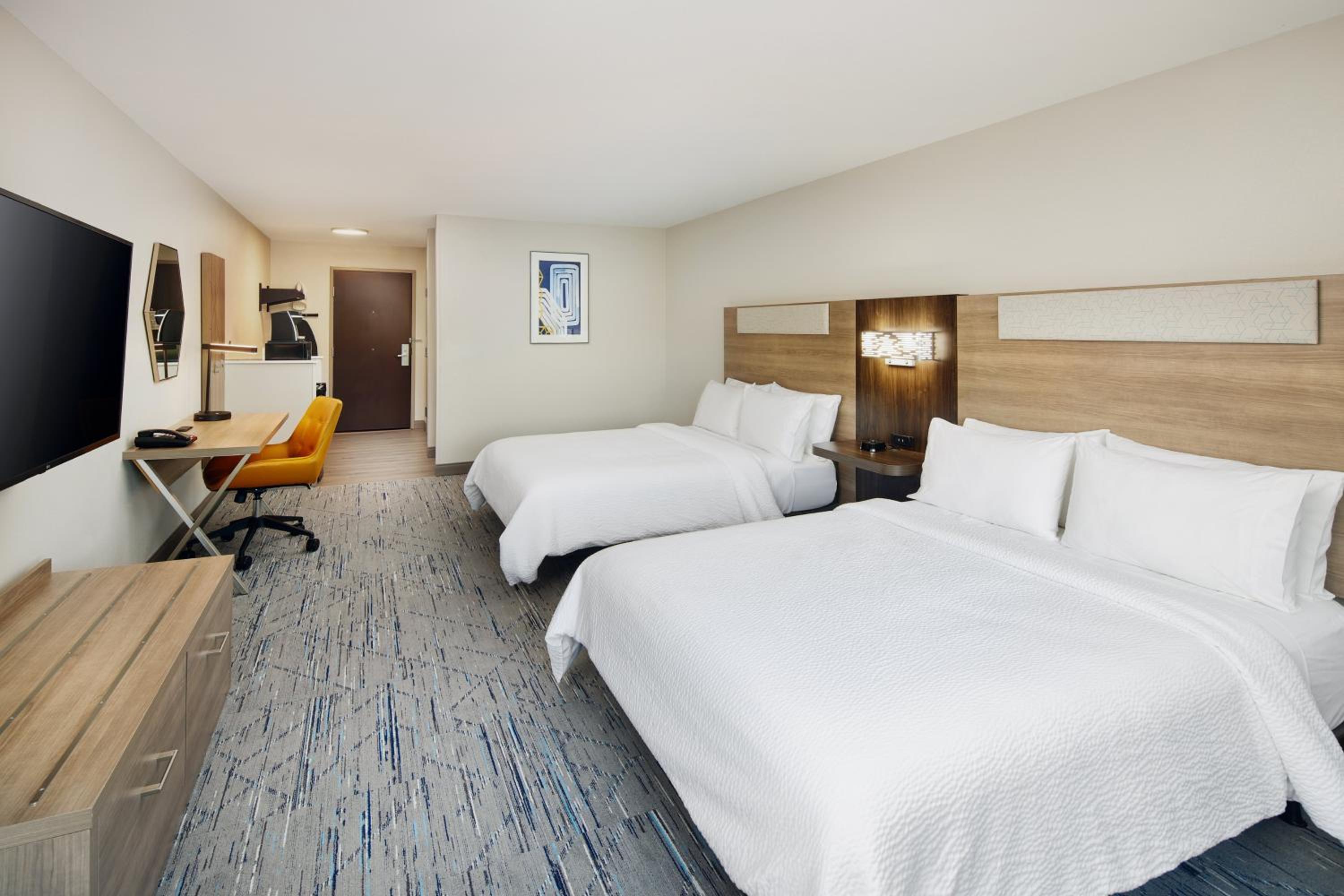 Queen Room with Two Queen Beds - Hearing Accessible - Photo 2