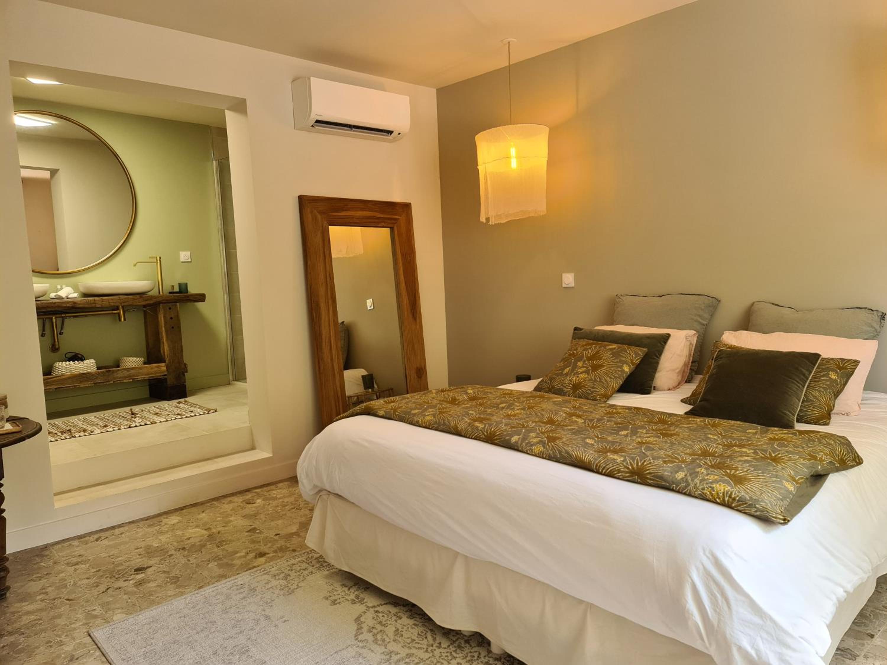 Superior King Suite - Photo 22