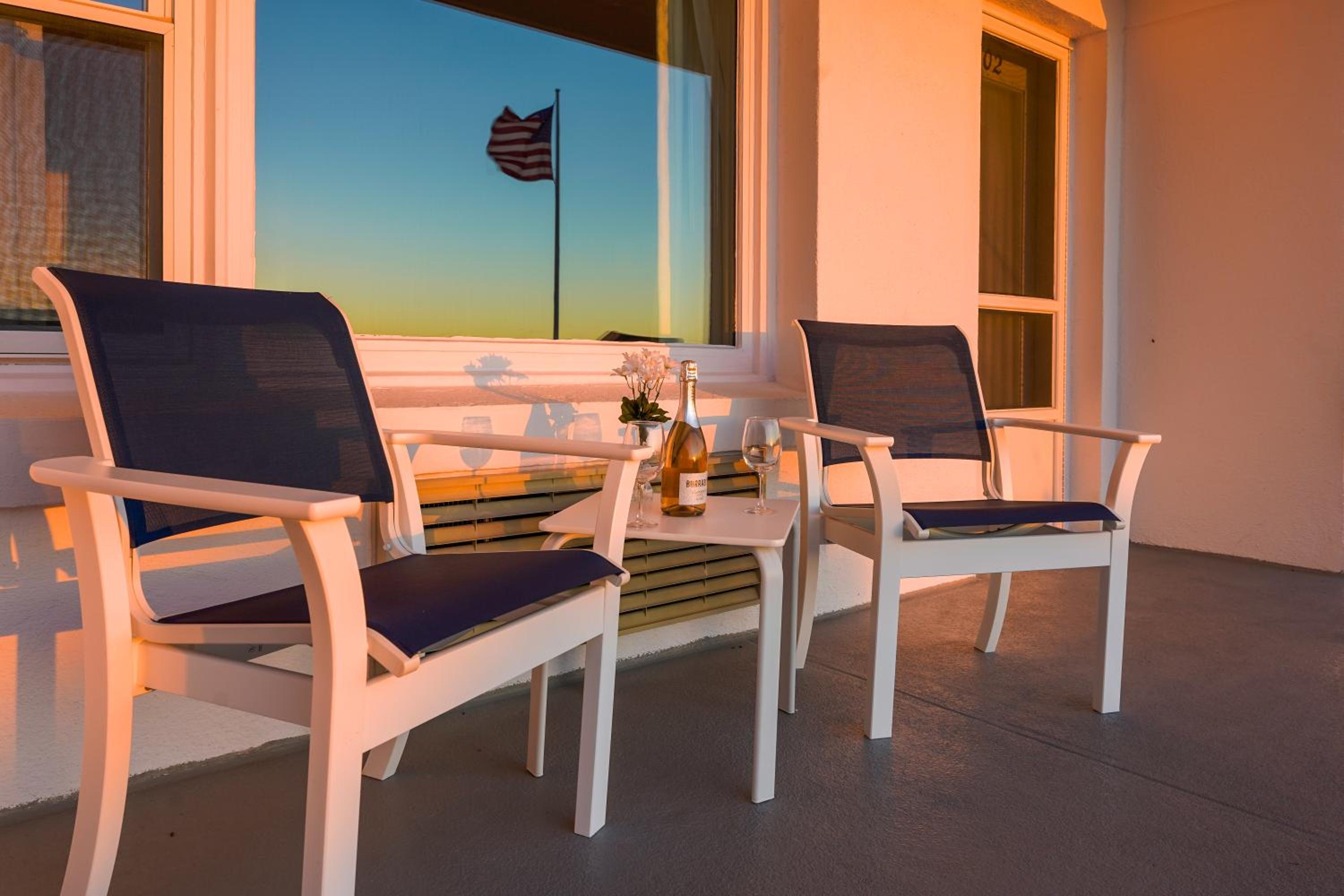 Deluxe King Room with Balcony and Ocean View photo 2