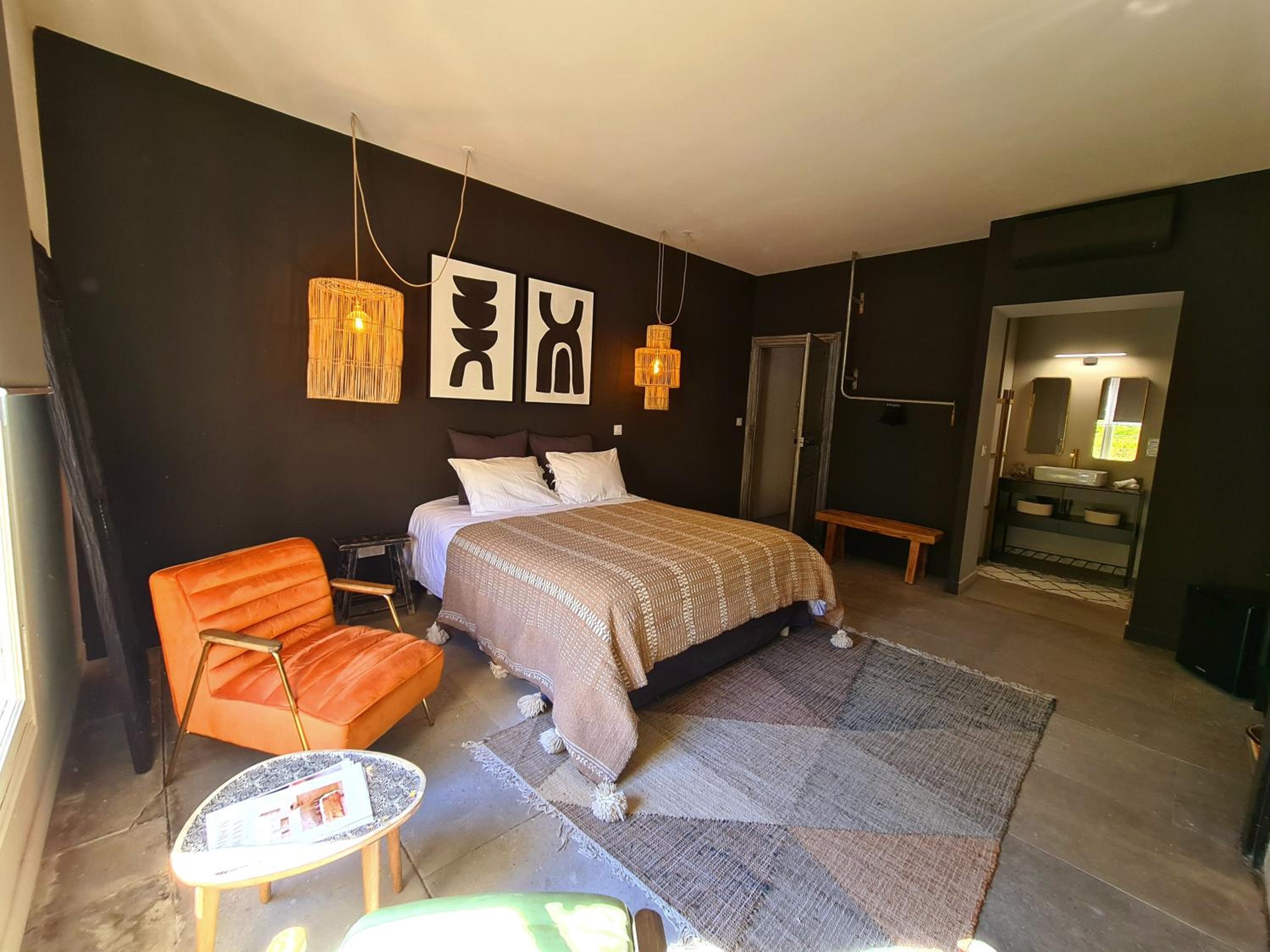 Deluxe Queen Suite - Photo 20
