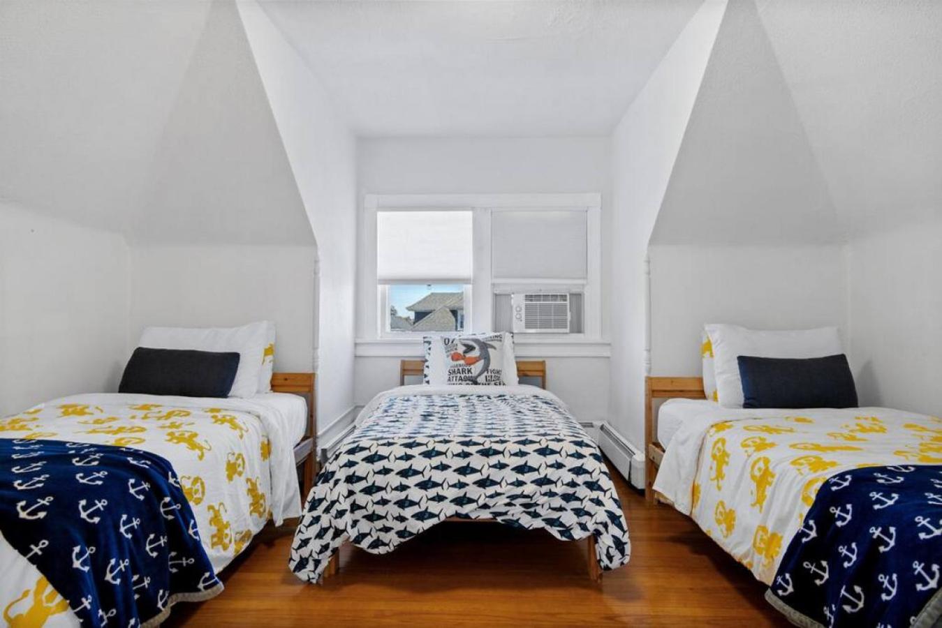 Six-Bedroom House photo 1
