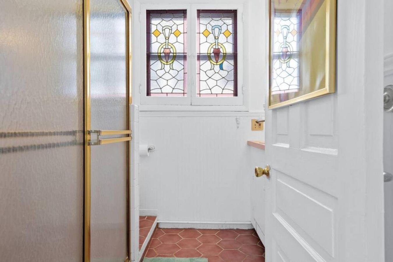 Six-Bedroom House photo 3