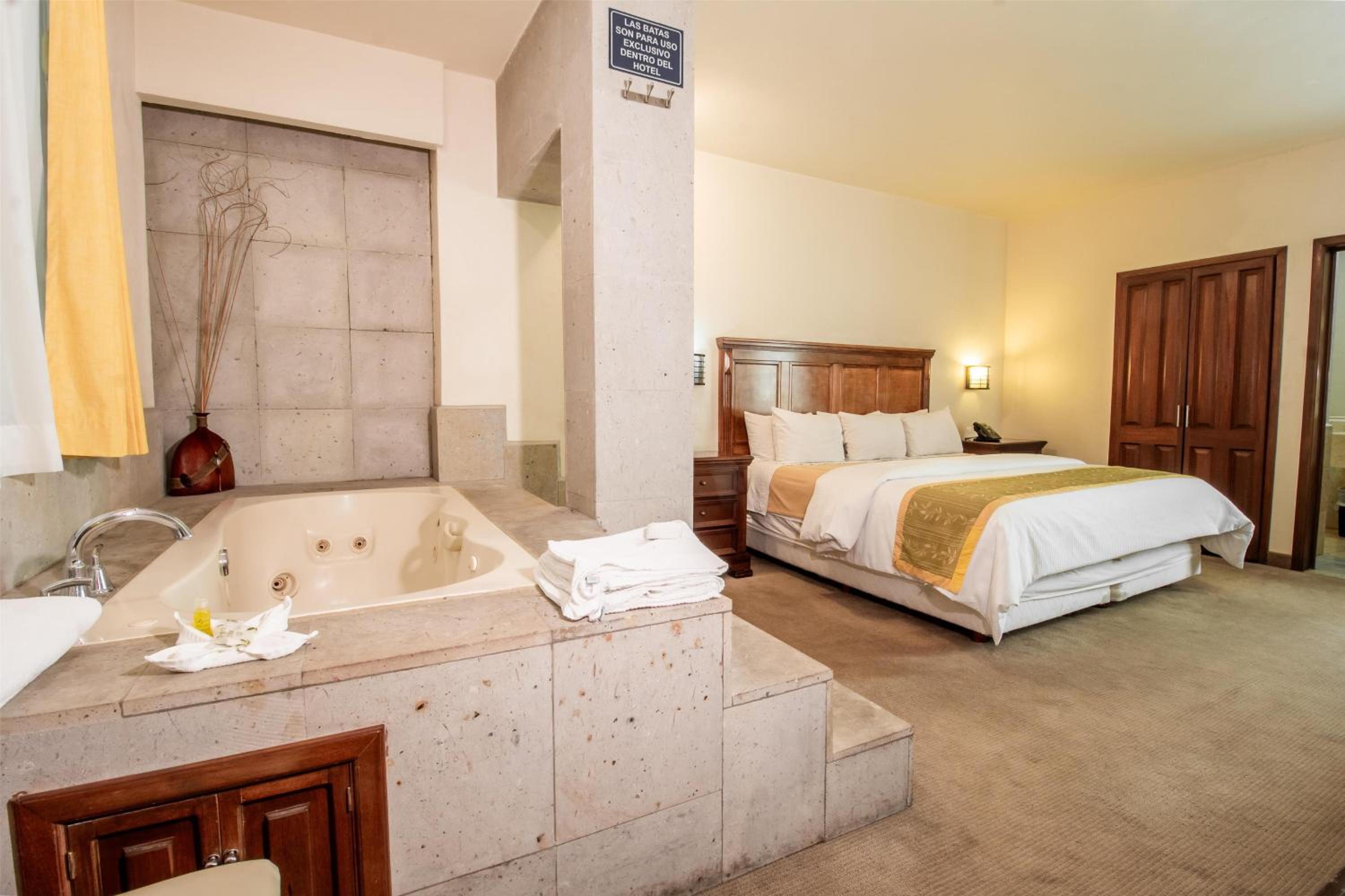 King Suite with Spa Bath - Non-Smoking
