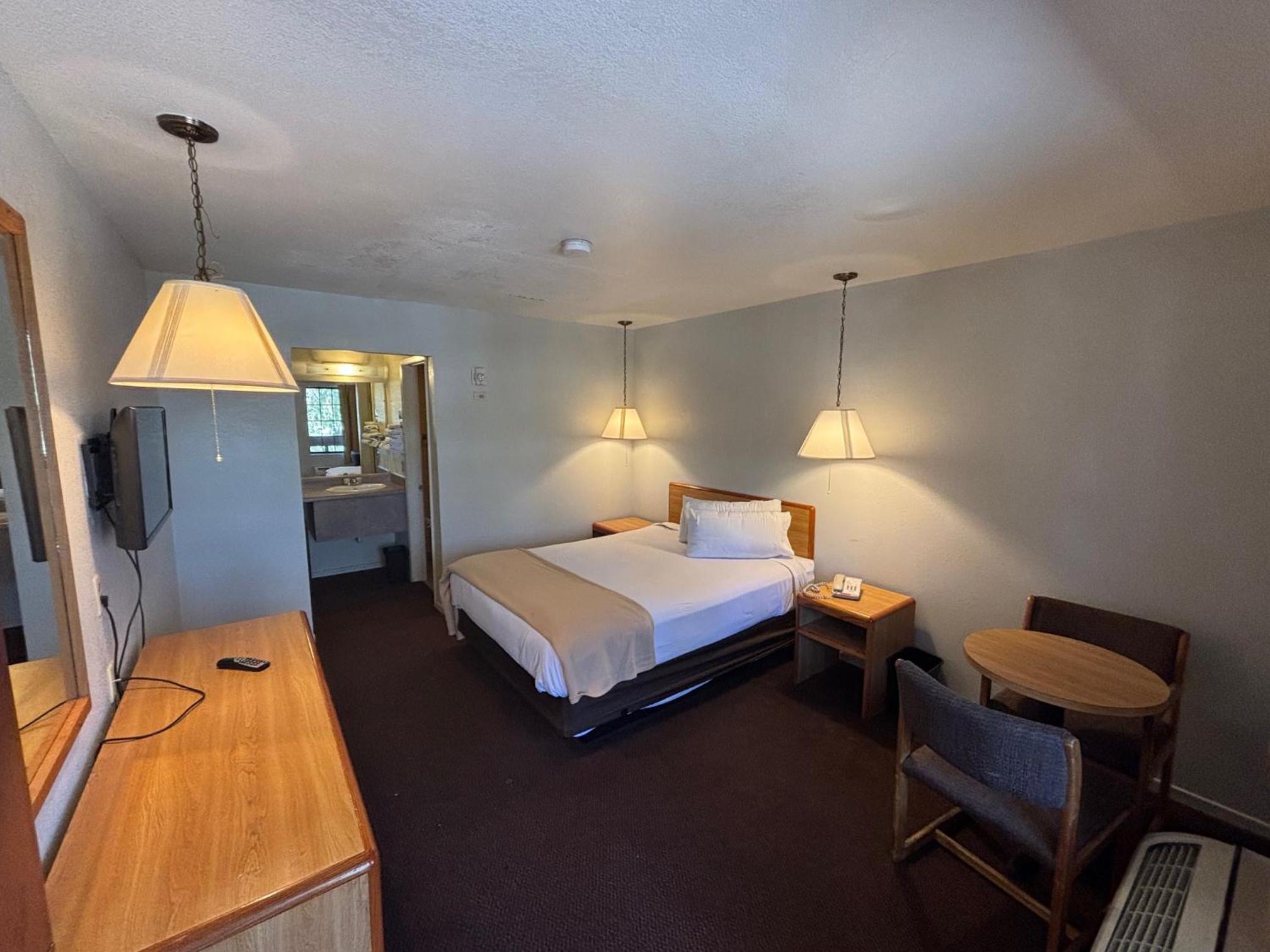 Queen Room - Disability Access - Smoking