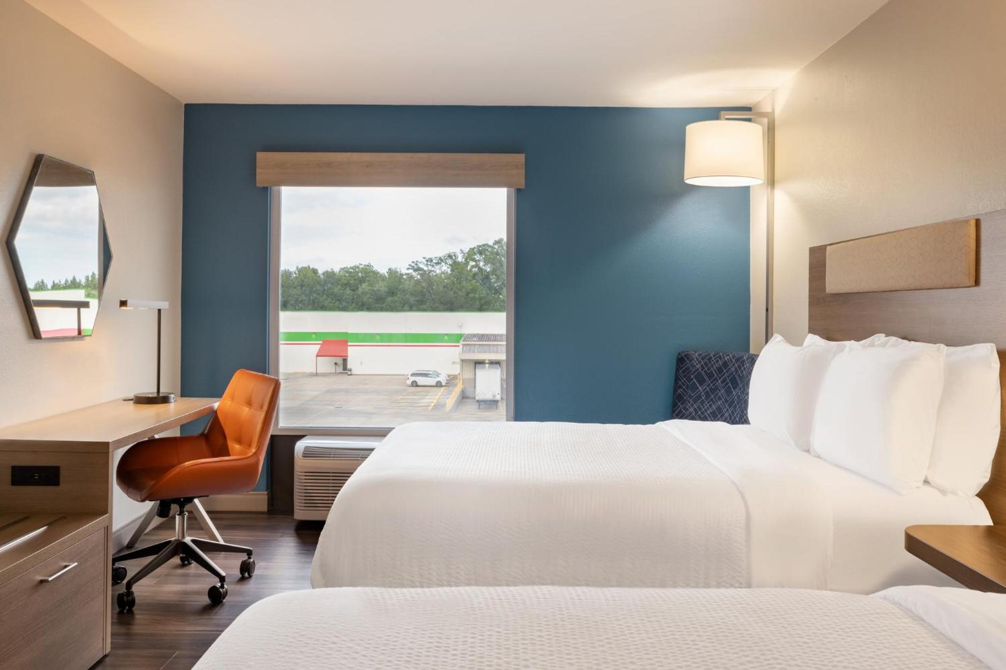 Queen Suite with Two Queen Beds and Dining Area