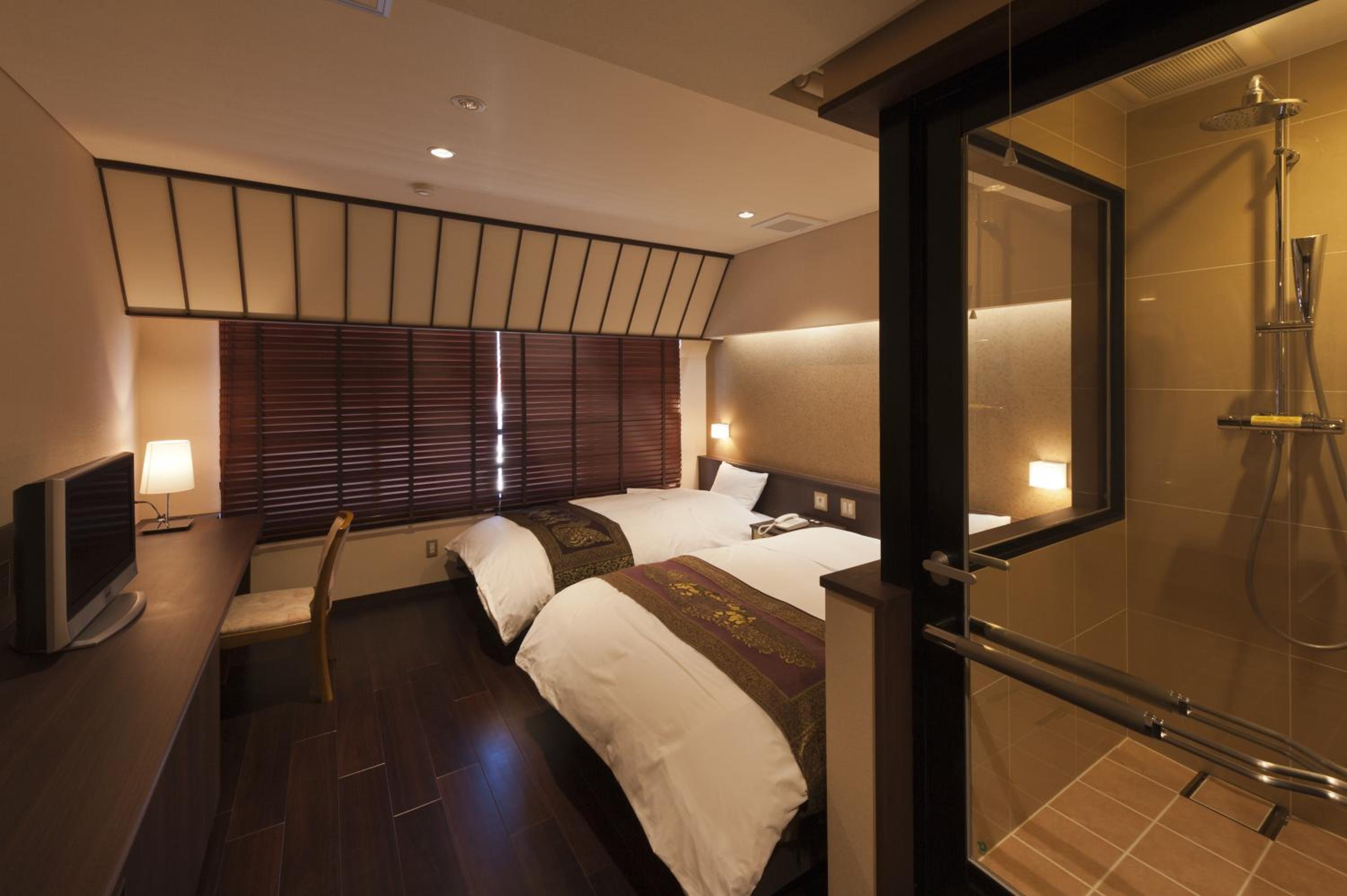 Twin Room with 2 Single Beds and No View thumbnail 6