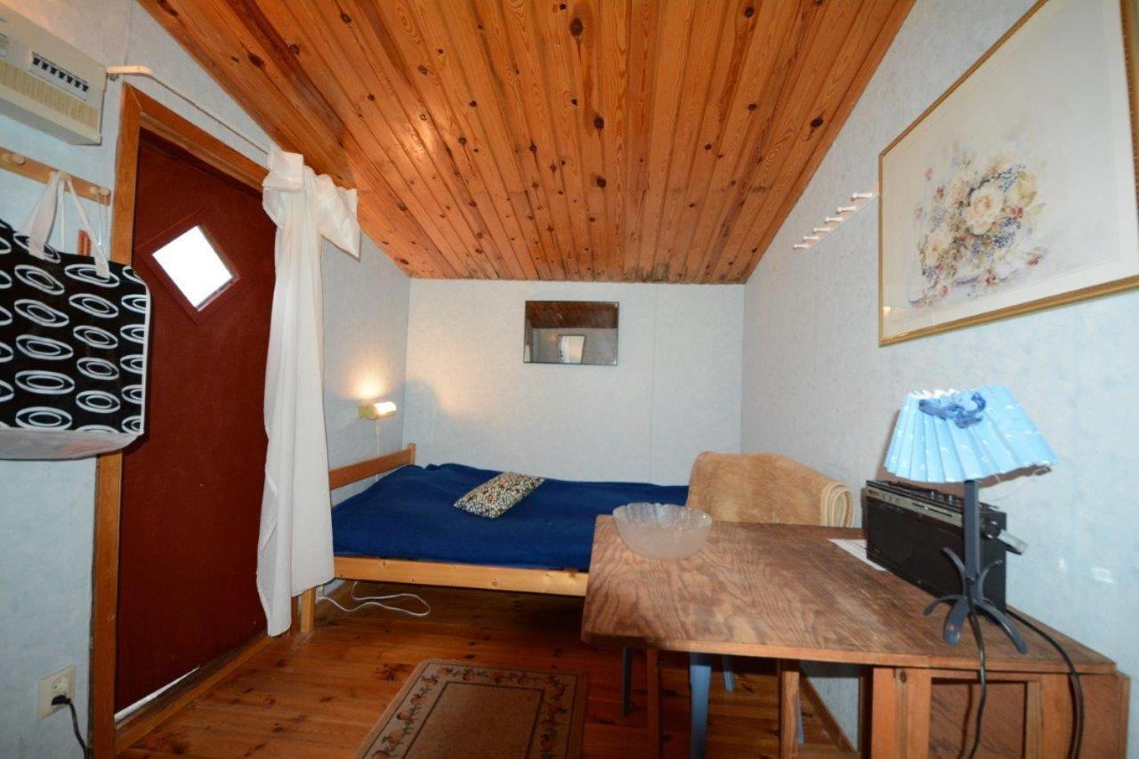 Mobile Home with Shared Bathroom photo 1