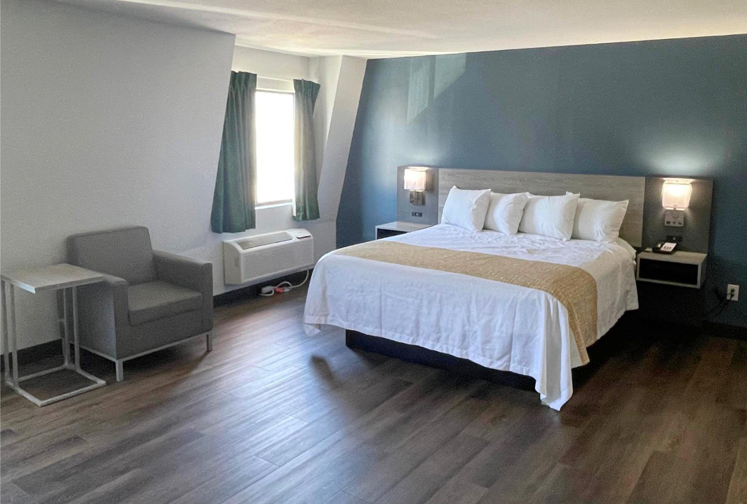 King Room - Non-Smoking - Photo 1