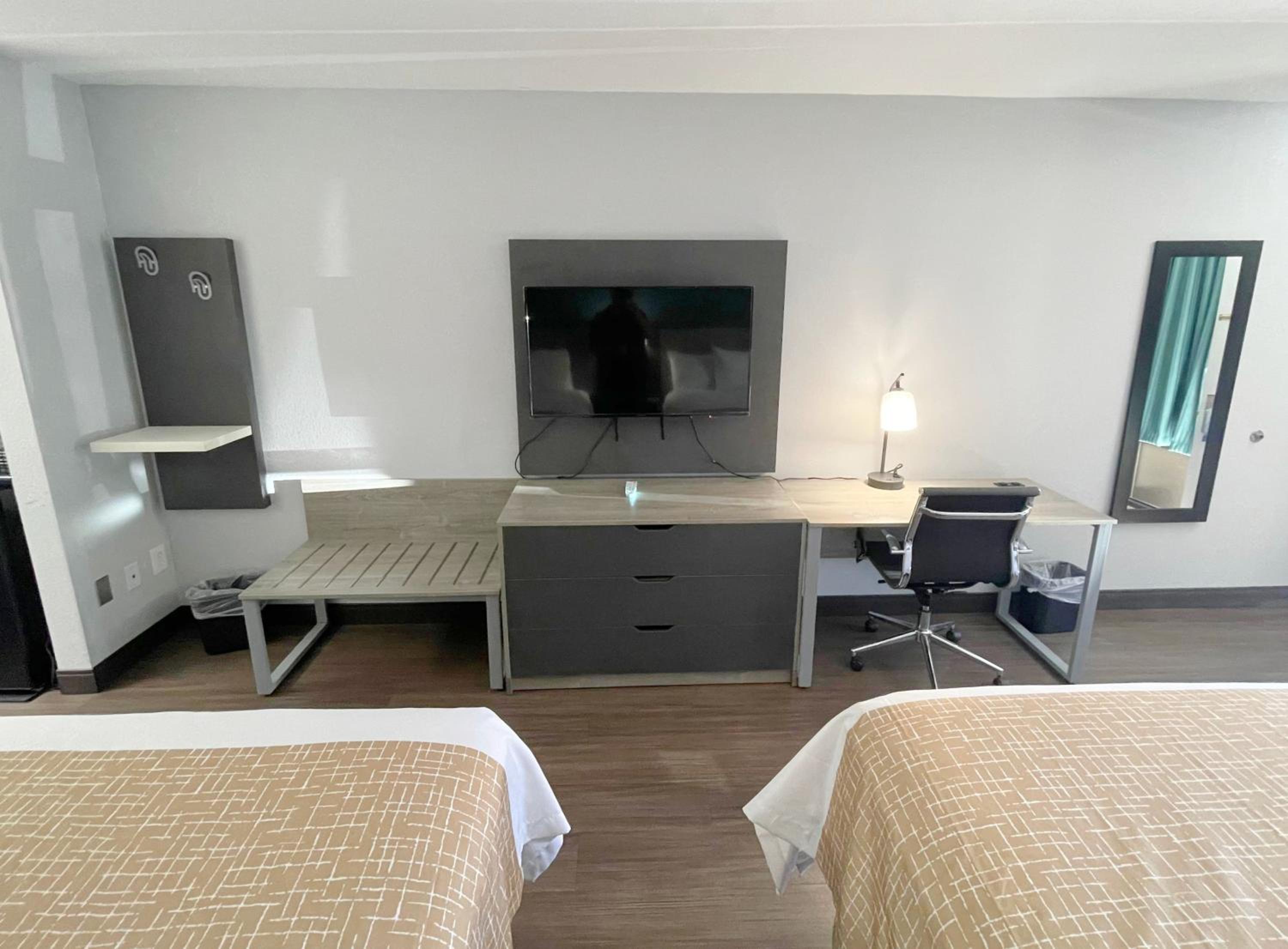 Queen Room with Two Queen Beds - Non-Smoking - Photo 6